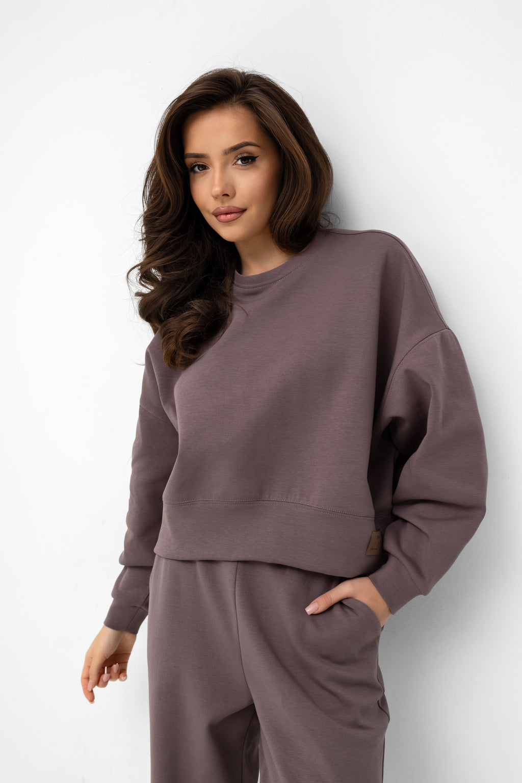 Luźna bluza z piankowej dzianiny w kolorze Fango, idealna na co dzień i weekendowe wyjazdy | Bastet | Spironik.pl