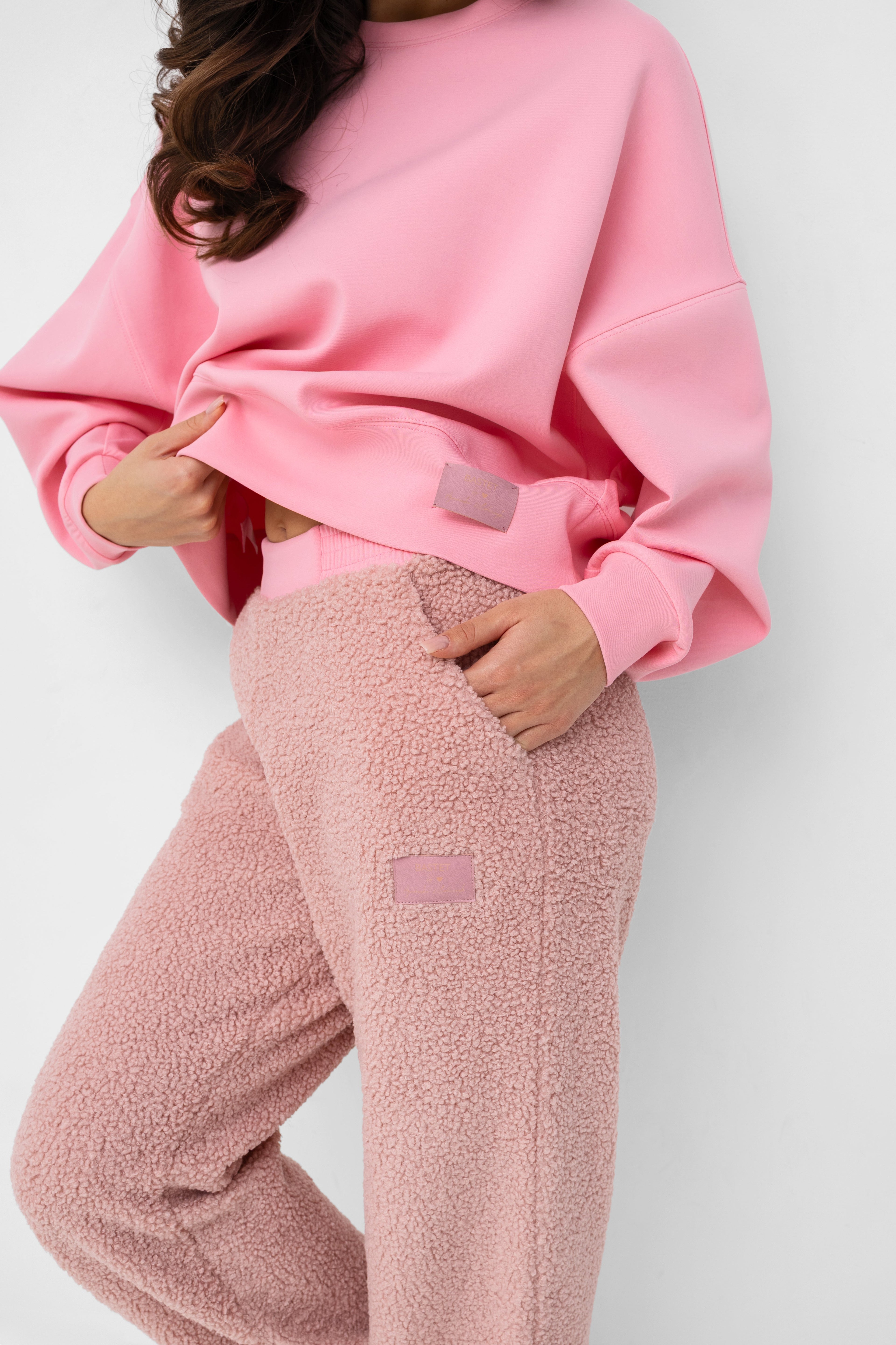 Oversize'owa bluza z ozdobnymi stębnówkami, łącząca komfort z eleganckim stylem | Bastet | Spironik.pl