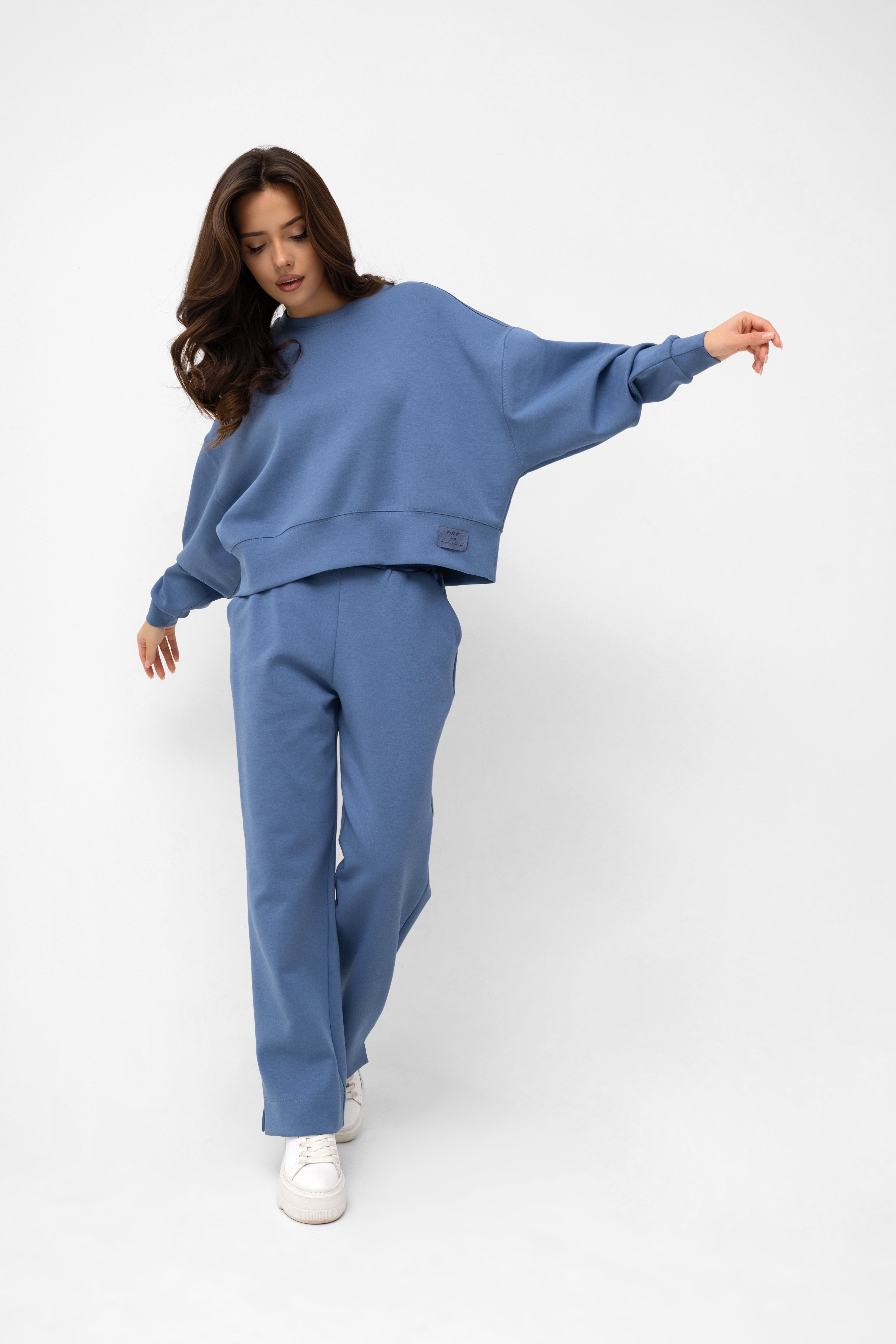 Komplet z piankowej dzianiny w kolorze niebieskim, składający się z luźnej bluzy i spodni | Bastet | Spironik.pl