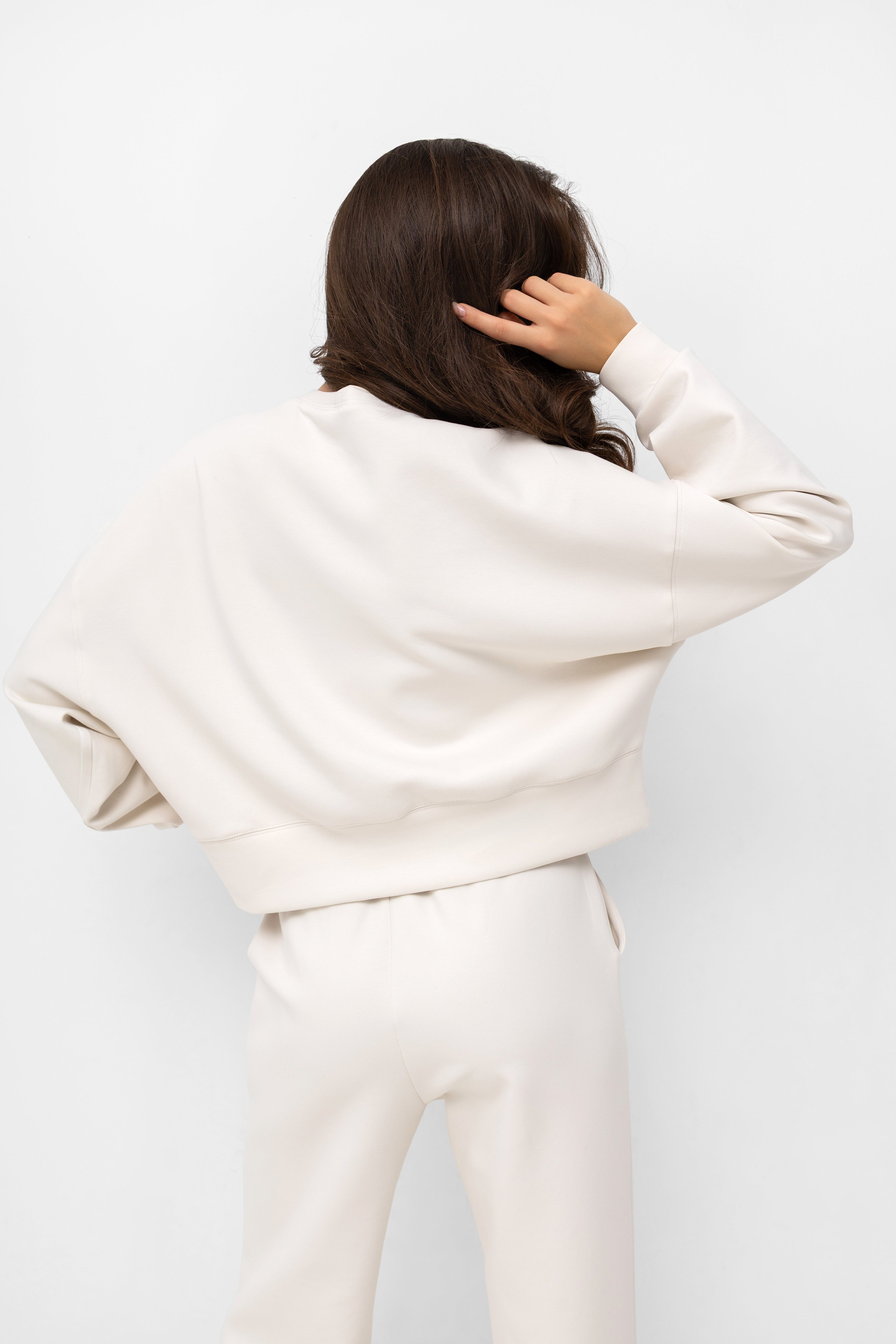 Nowoczesny zestaw od Agnieszki Włodarczyk, łączący komfort i styl w minimalistycznym wydaniu | Bastet | Spironik.pl