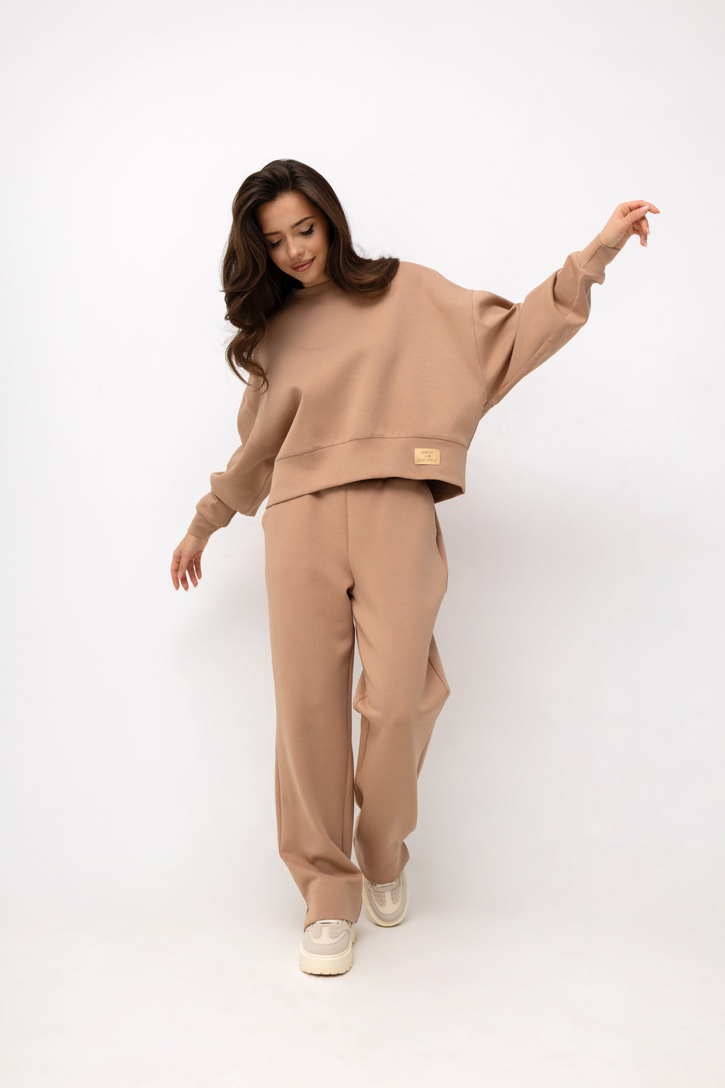 Minimalistyczny komplet z piankowej dzianiny, zapewniający wygodę i modowy akcent w stylizacji | Bastet | Spironik.pl