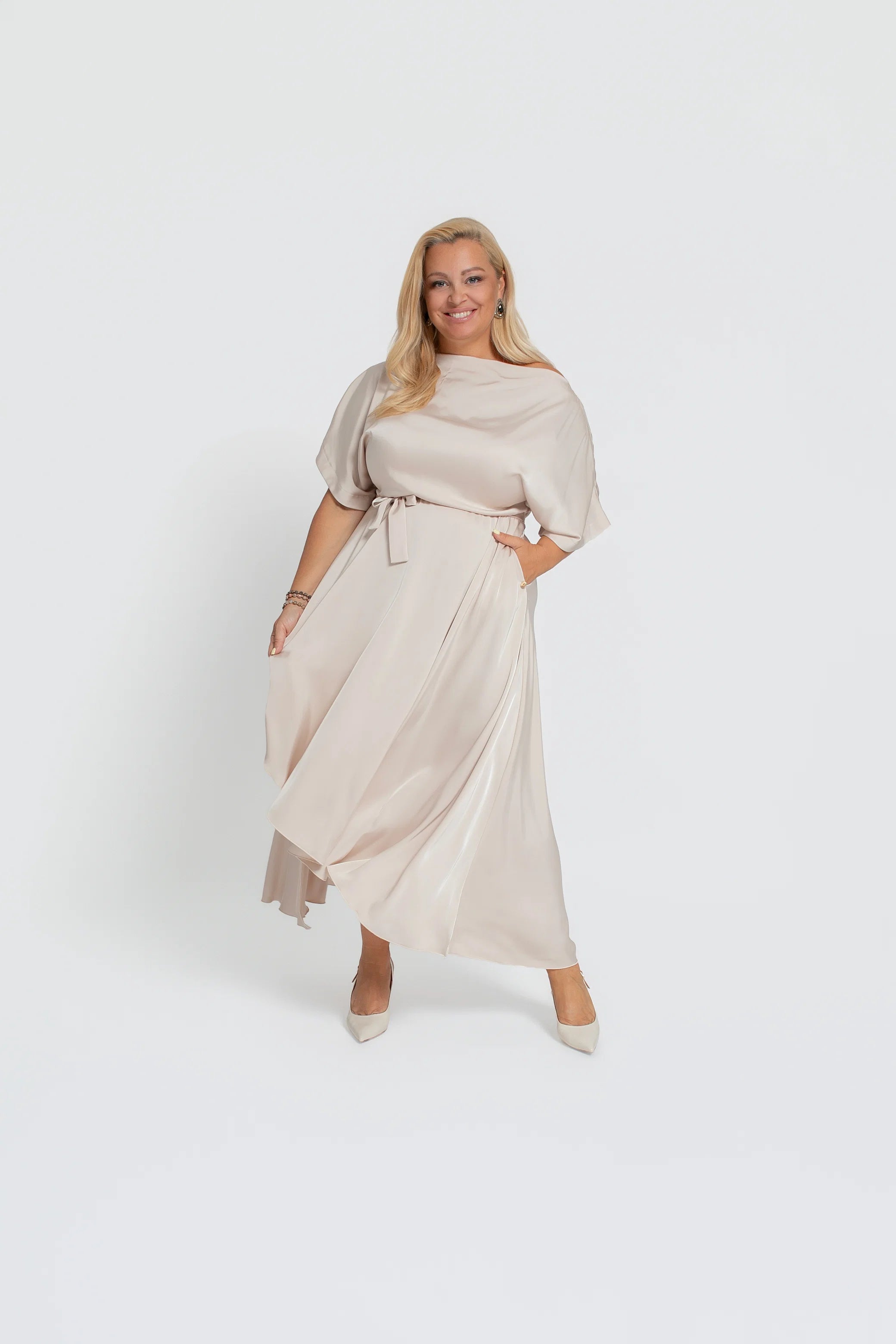 Elegancka sukienka z rękawami kimono i paskiem do wiązania, wykonana w Polsce | Bastet | Spironik.pl