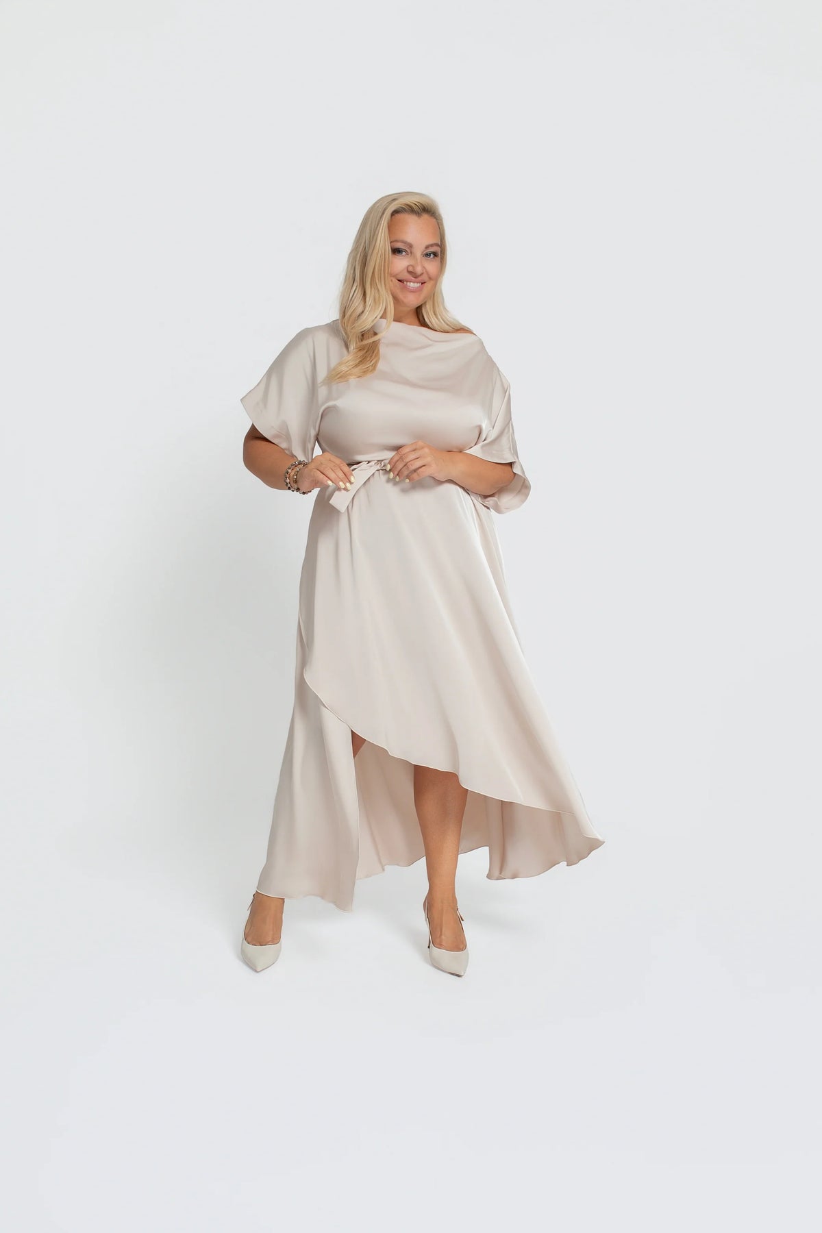 Beżowa sukienka z rozkloszowanym dołem i rozcięciami po bokach na wieczorne kolacje | Bastet | Spironik.pl