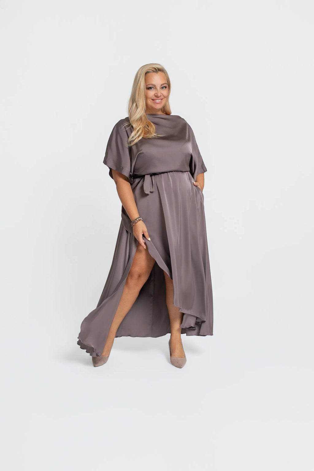 Model sukienki kimono z mereżką i subtelnym blaskiem w kolorze cappuccino na wieczorne wyjścia | Bastet | Spironik.pl