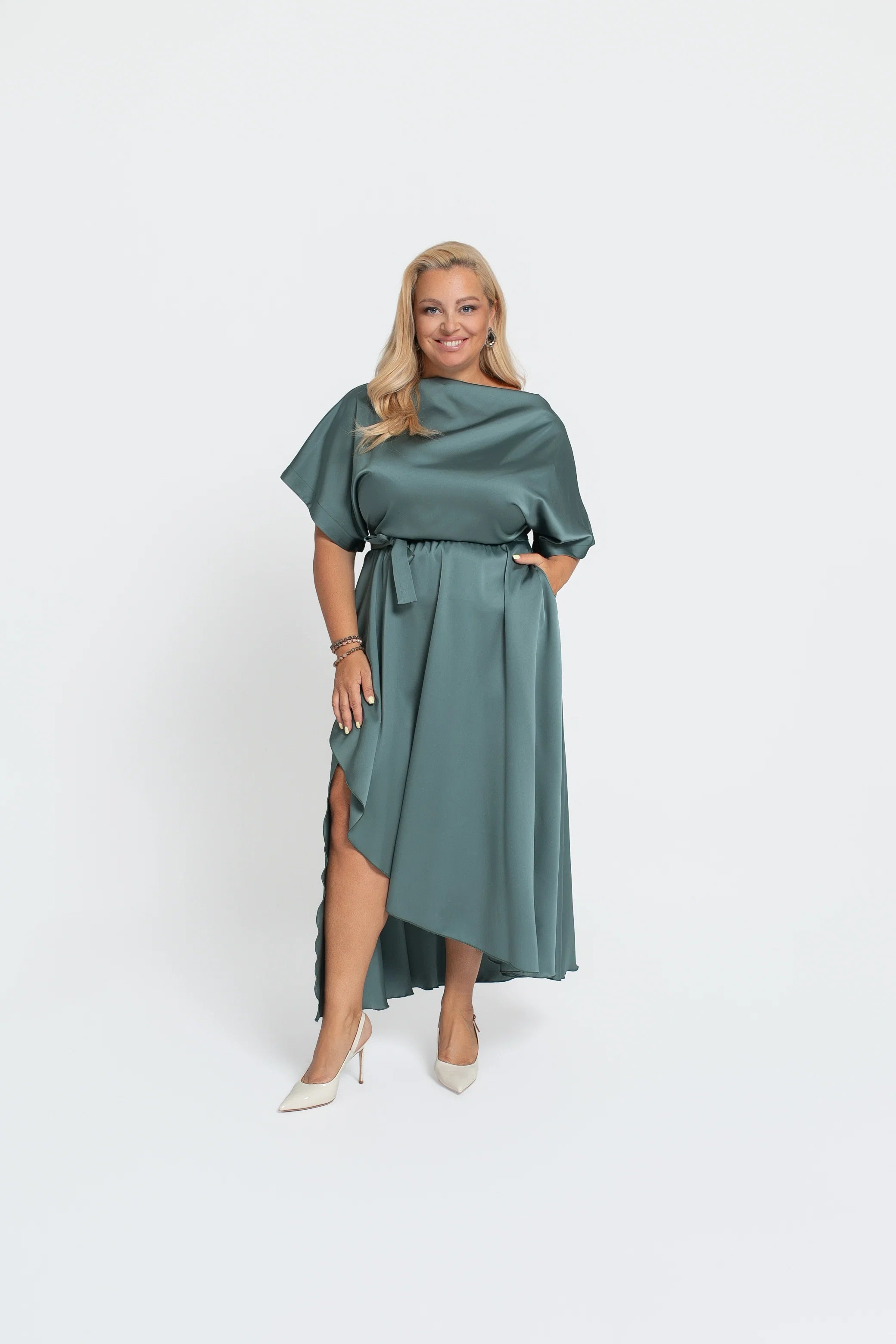 Elegancka sukienka z satyny o kroju kimono z dekoltem w łódkę i rozkloszowanym dołem w kolorze zielonym | Bastet | Spironik.pl