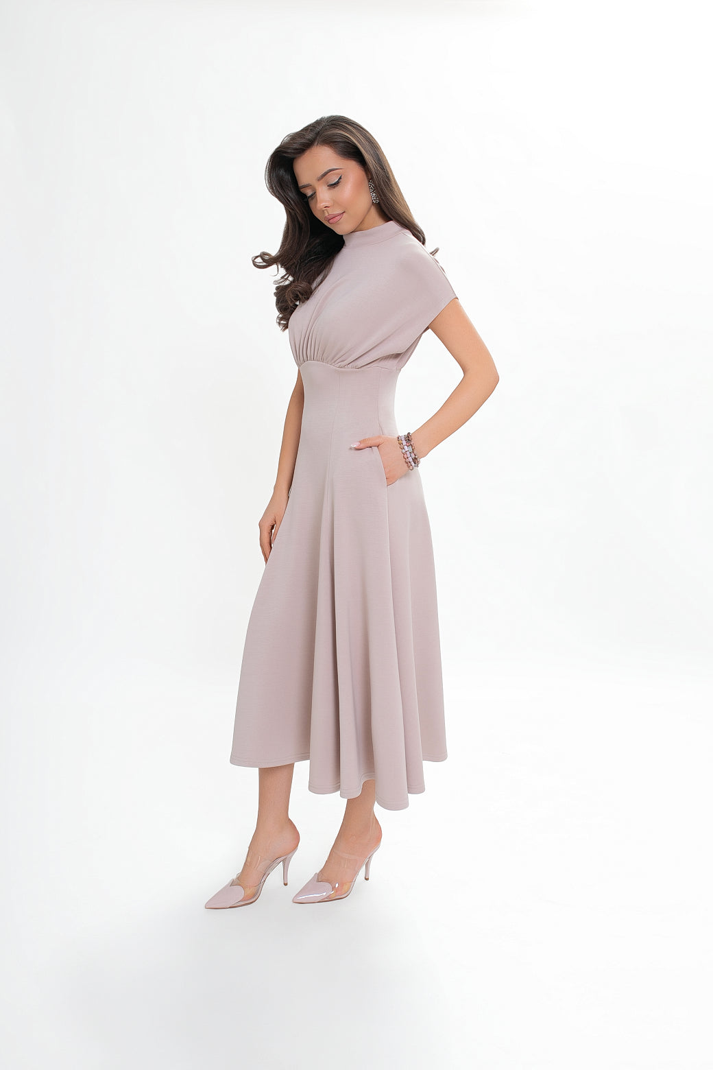 Fioletowa sukienka midi z klinami modelującymi dół i praktycznymi kieszeniami bocznymi | Bastet | Spironik.pl