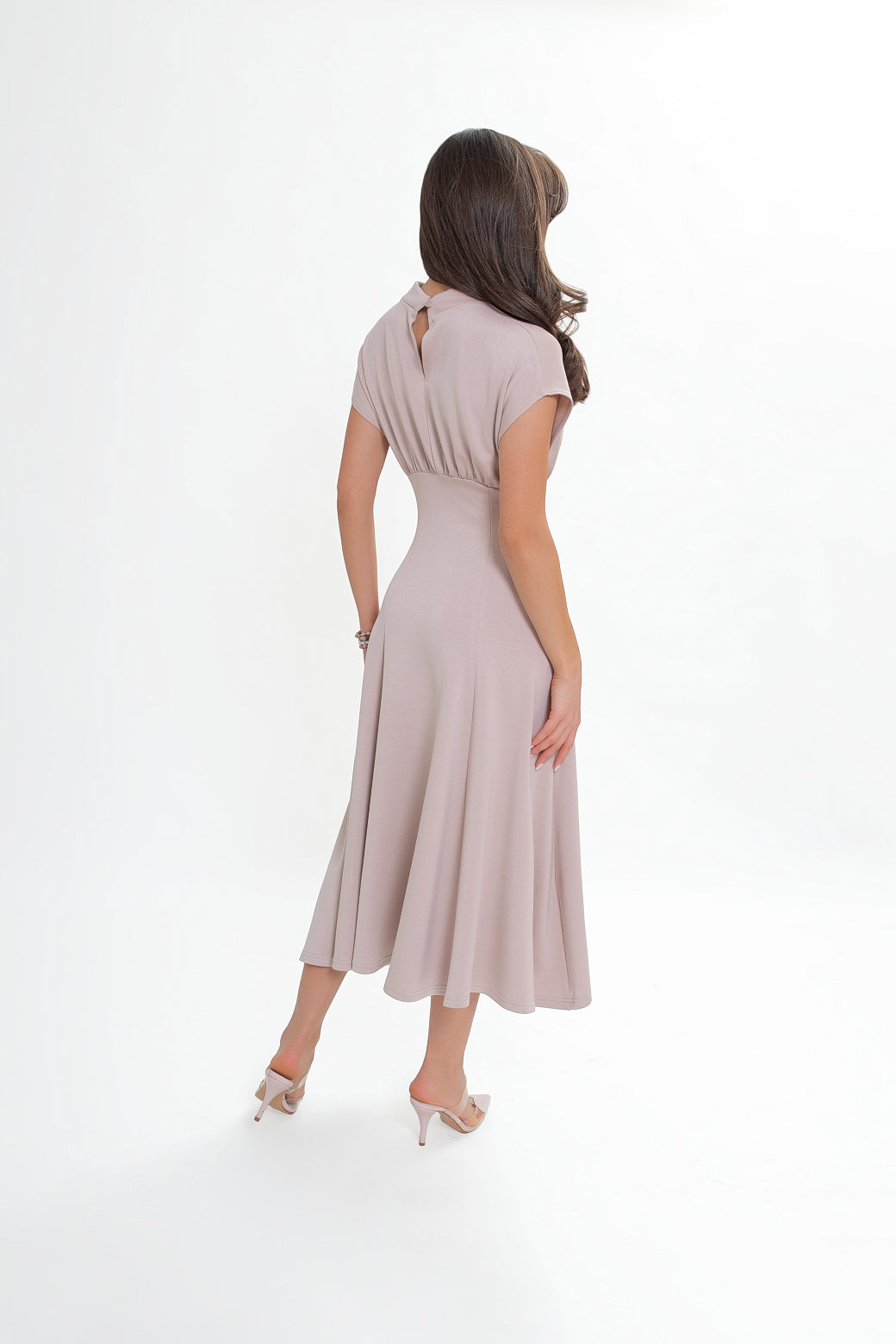 Sukienka midi z dzianiny nurek z lekko opadającą linią ramion i delikatnym pęknięciem z tyłu | Bastet | Spironik.pl