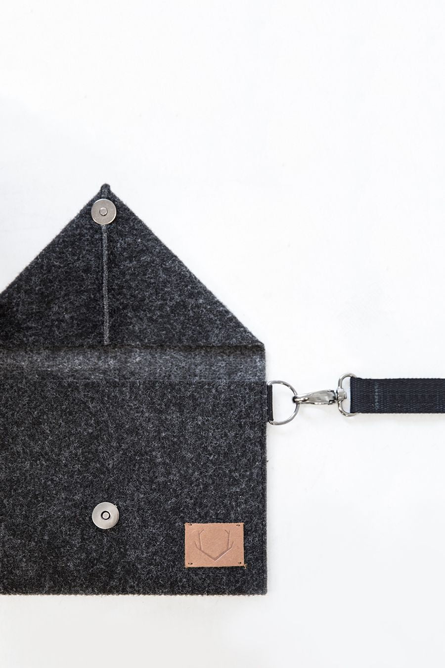 Czarna nerka Skive-mini – crossbody, modna i wygodna, pasuje do casual i streetwear.