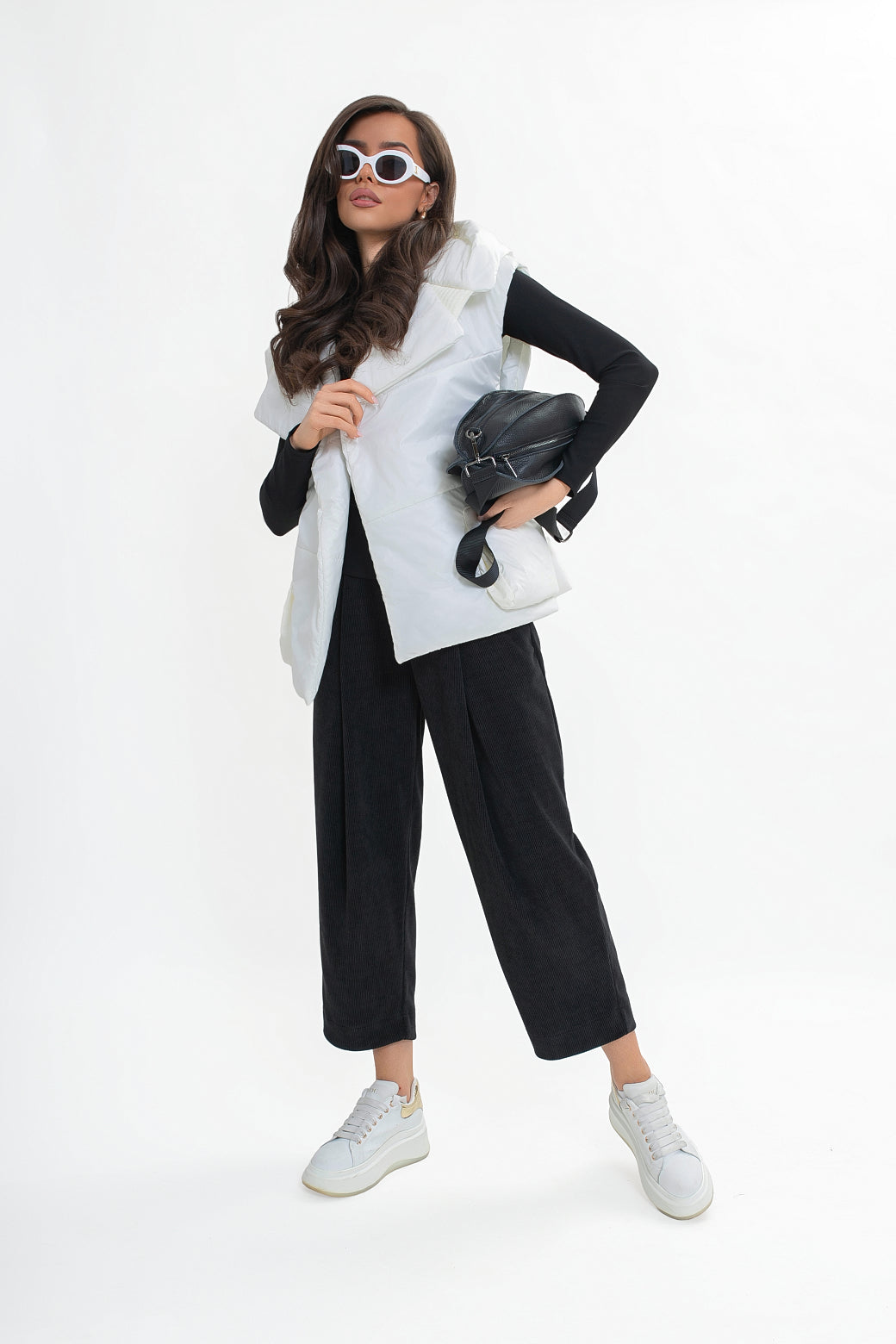 Damska kamizelka ecru z paskiem do wiązania i dużym kapturem na sezon przejściowy | Bastet | Spironik.pl