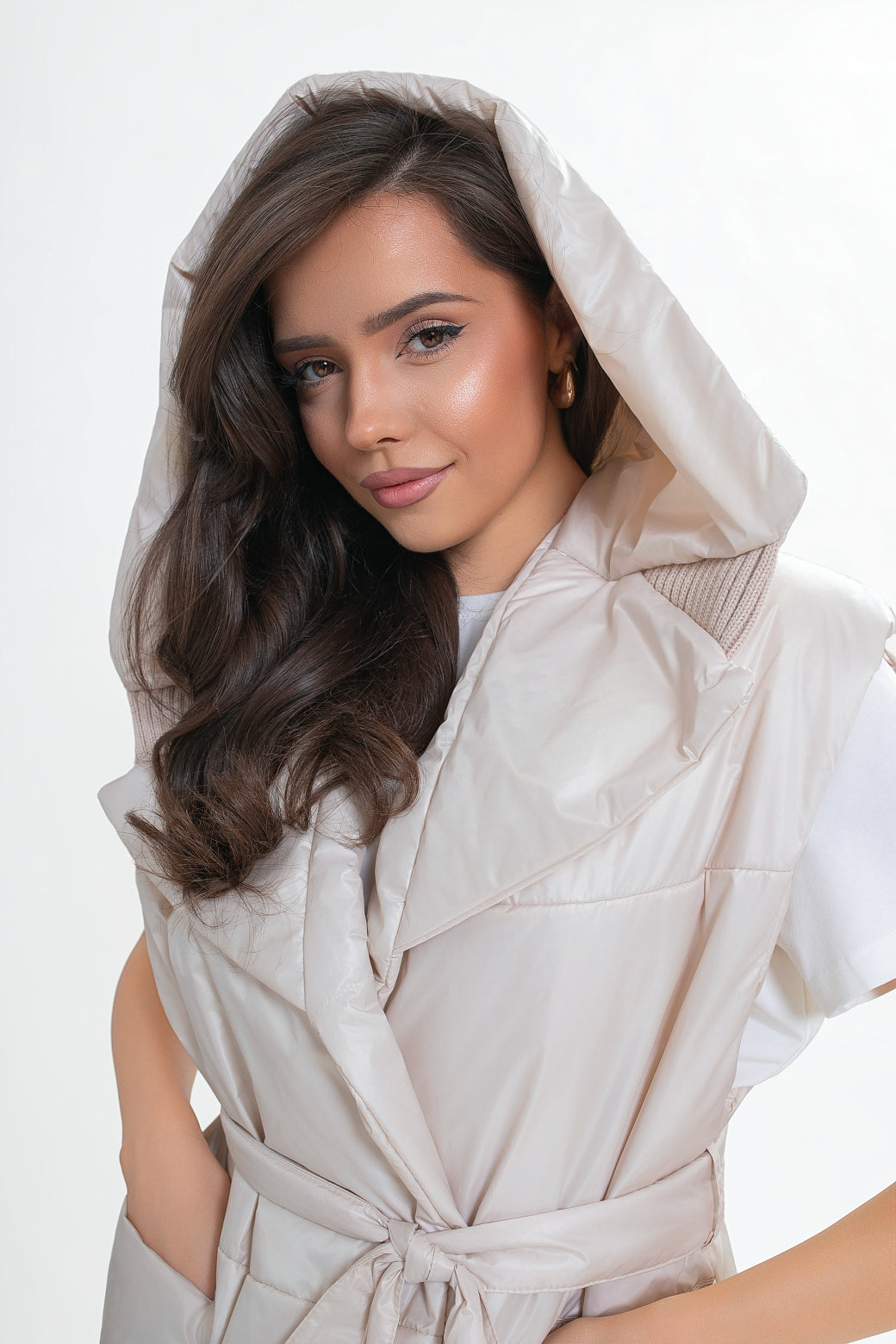 Pikowana kamizelka damska z kapturem i praktycznymi kieszeniami w kolorze jasny beż | Bastet | Spironik.pl