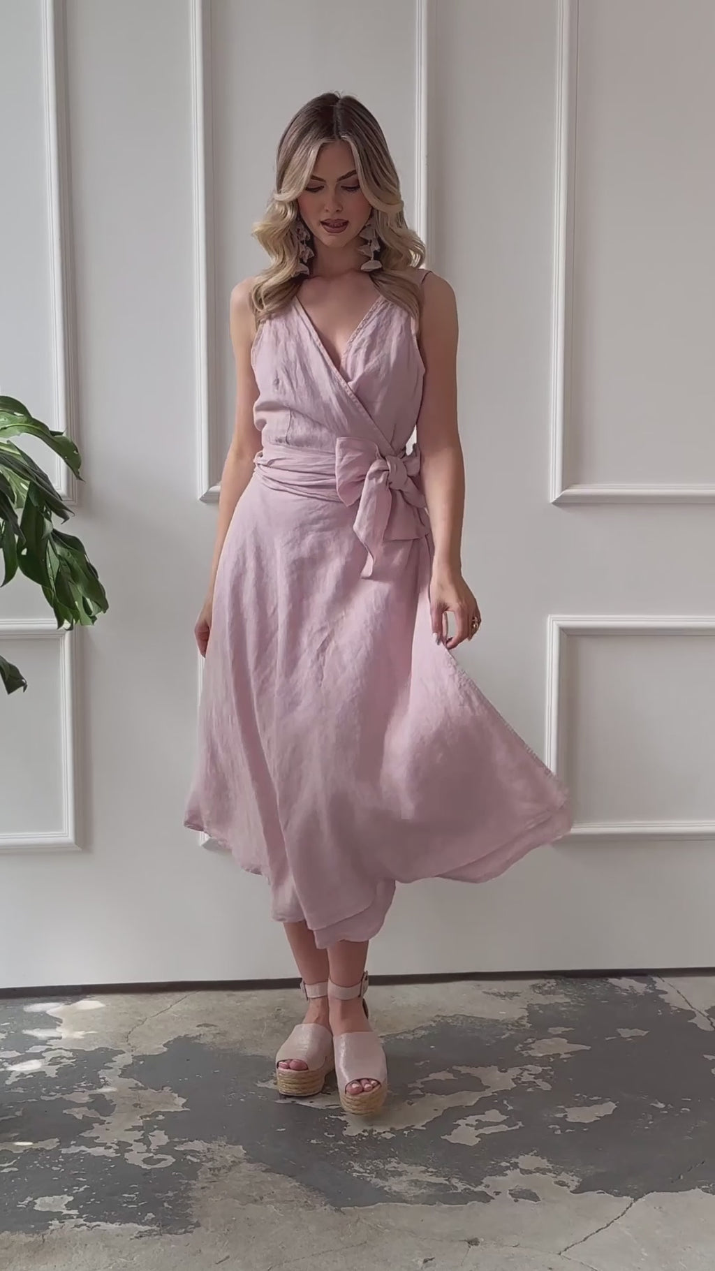 Wickelkleid aus Leinen in Midi-Länge mit Bindeband – klassische A-Linien-Silhouette. Farbe: Rosa
