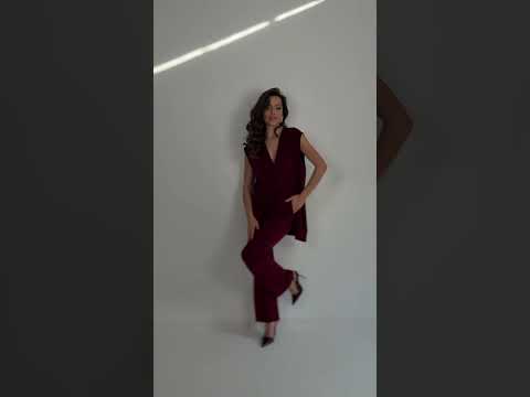 Sada svetrů z pleteniny - vesta a kalhoty. Barva Burgundská