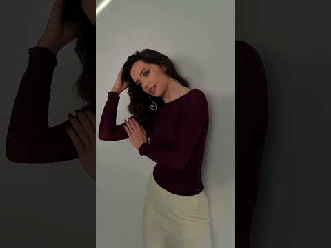 Sada svetrů z pleteniny - vesta a kalhoty. Barva Ecru