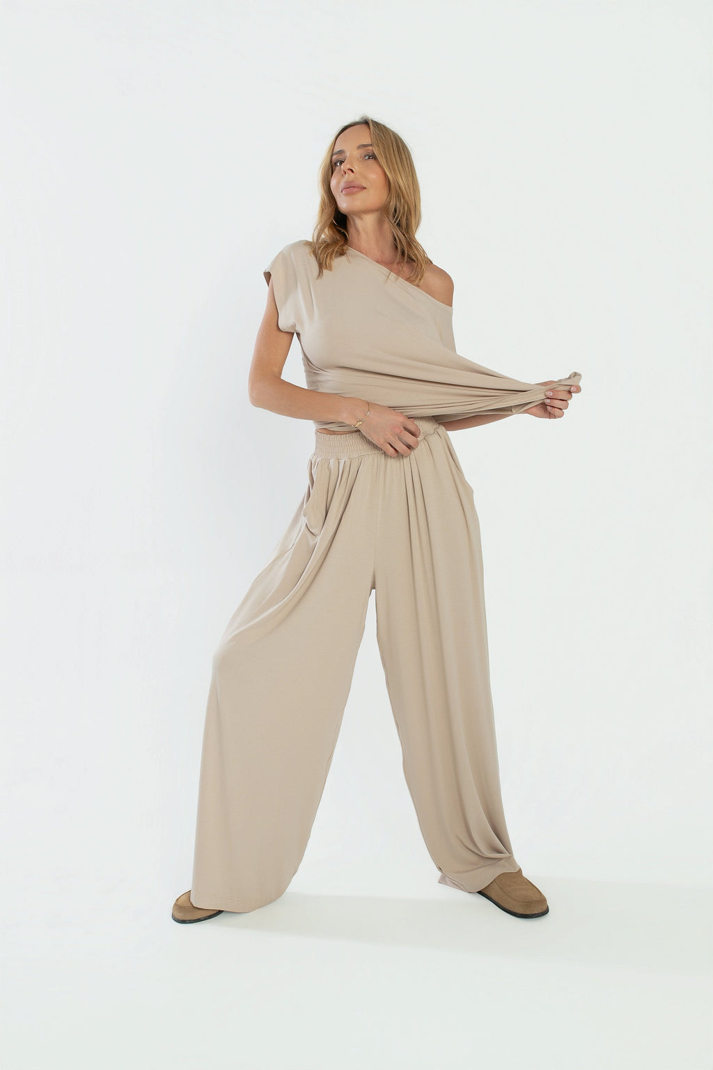 Model FLOW by Agnieszka Włodarczyk z prostym krojem, elastycznym pasem i funkcjonalnymi kieszeniami wpuszczanymi | BastetStore | Spironik.pl