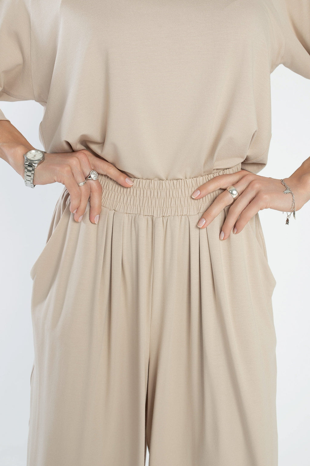 Eleganckie spodnie damskie z kolekcji FLOW, beżowy kolor, zakładki z przodu i z tyłu dla lekkości i stylu | BastetStore | Spironik.pl