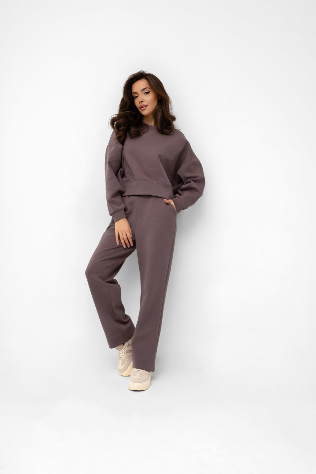 Spodnie w kolorze Fango z wysokogatunkowej dzianiny, z praktycznymi kieszeniami i dyskretnymi rozcięciami | Bastet | Spironik.pl