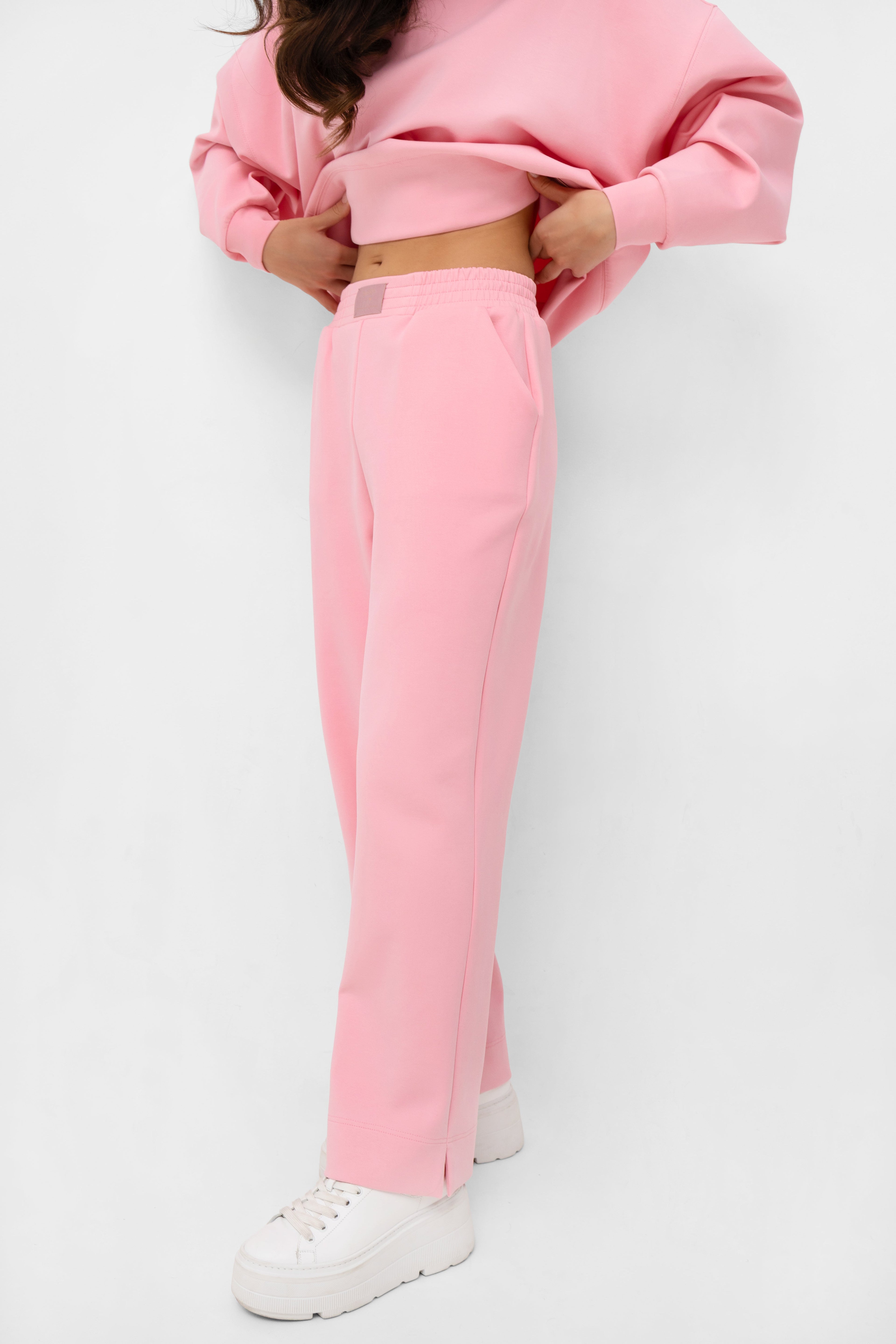 Spodnie z piankowej dzianiny w kolorze różowym z prostą nogawką od marki Bastet by Agnieszka Włodarczyk | Spironik.pl