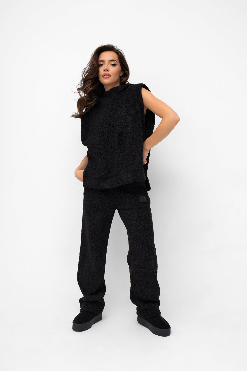 Wygodne czarne spodnie z elastycznym pasem, doskonałe do codziennych stylizacji i casualowych outfitów | Bastet | Spironik.pl