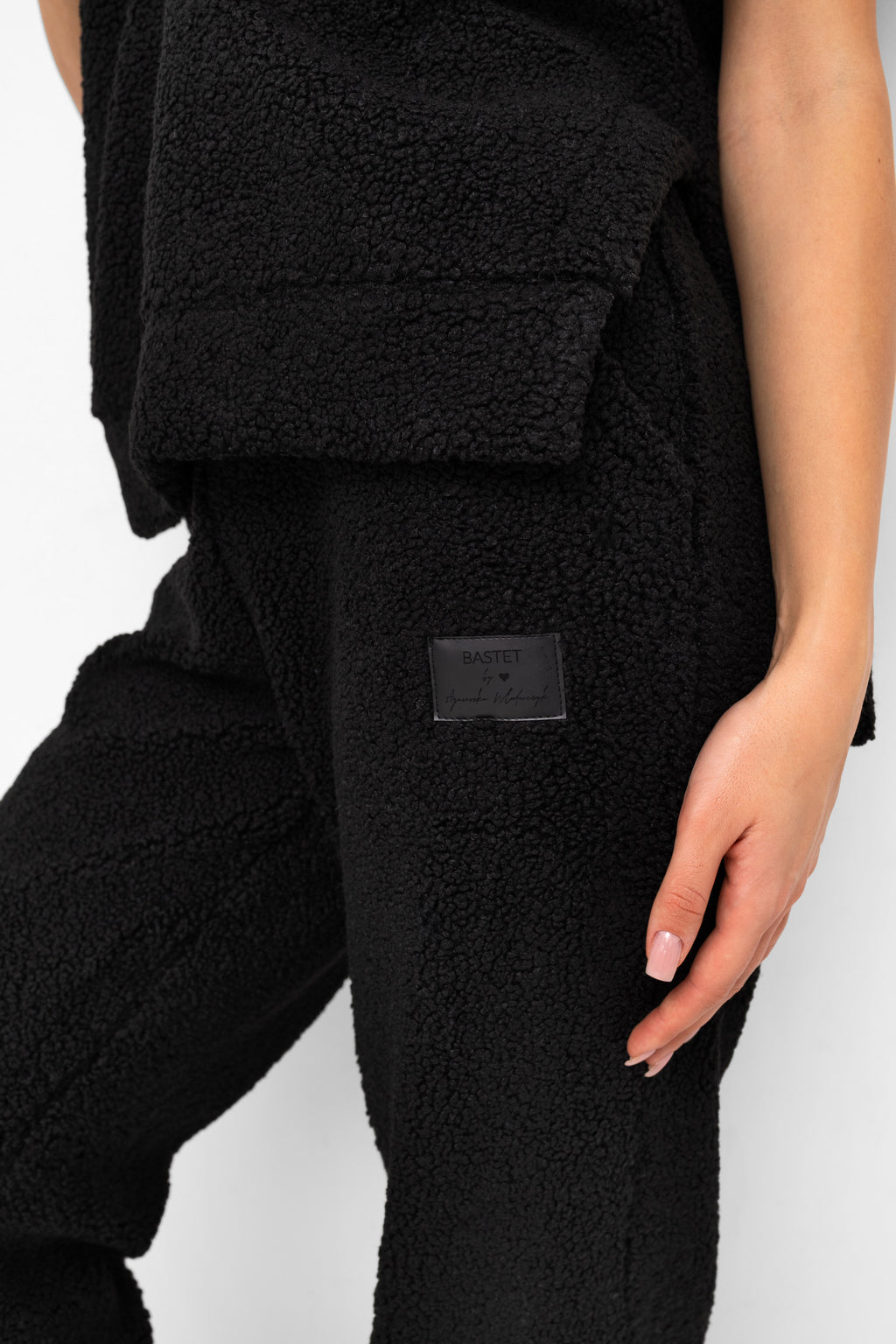 Czarne spodnie z kolekcji Bastet, wykonane z miękkiego materiału typu baranek, zapewniają komfort noszenia | Spironik.pl