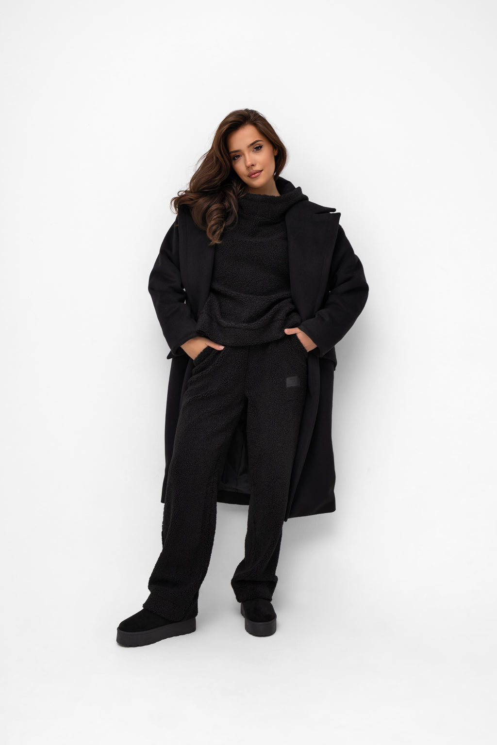 Spodnie baranek w kolorze czarnym z wpuszczanymi kieszeniami, łączące styl i funkcjonalność w jednym | Bastet | Spironik.pl