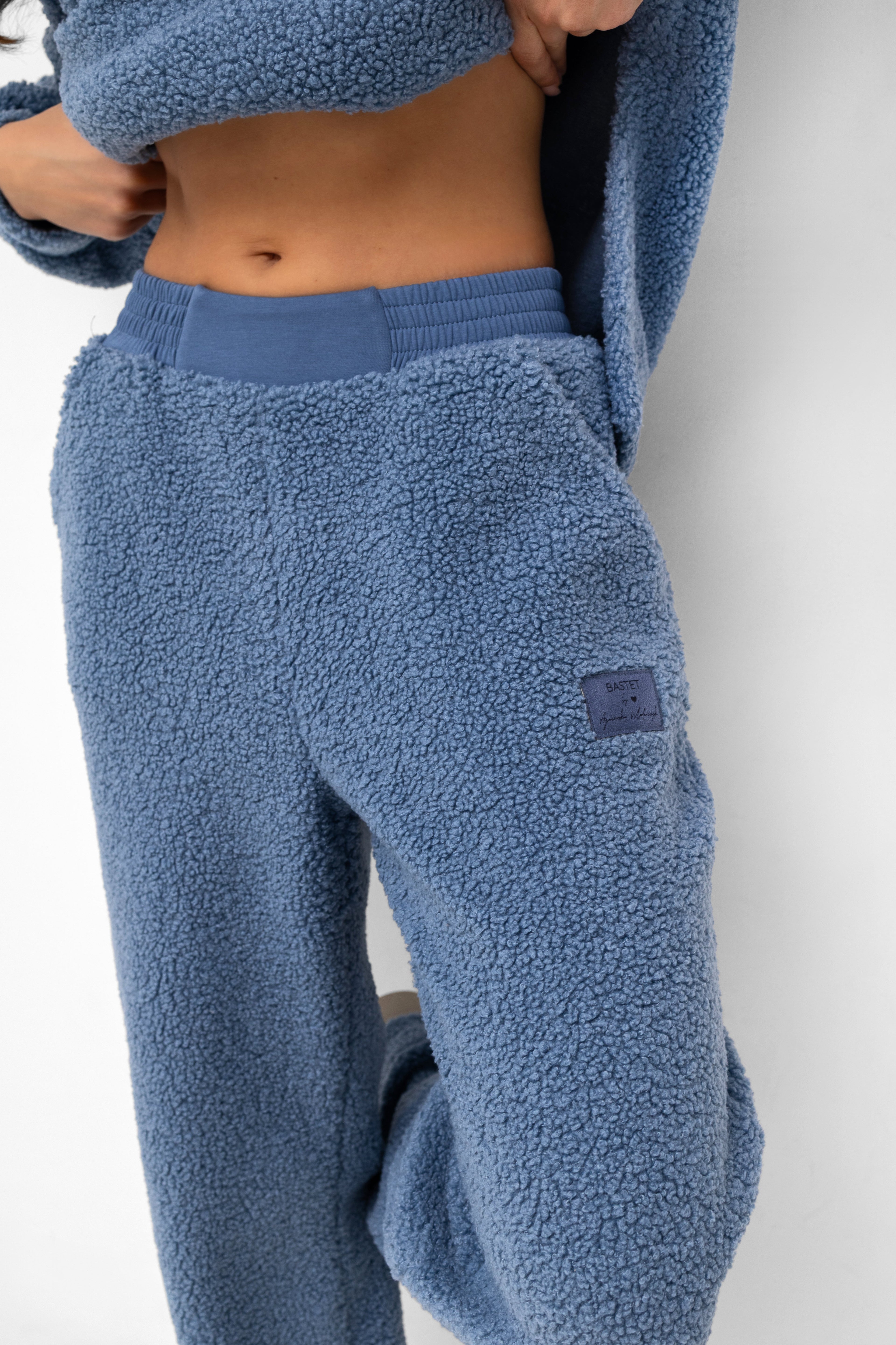 Spodnie baranek w kolorze niebieskim, łączące wygodę i modny design, idealne na chłodniejsze dni | Bastet | Spironik.pl