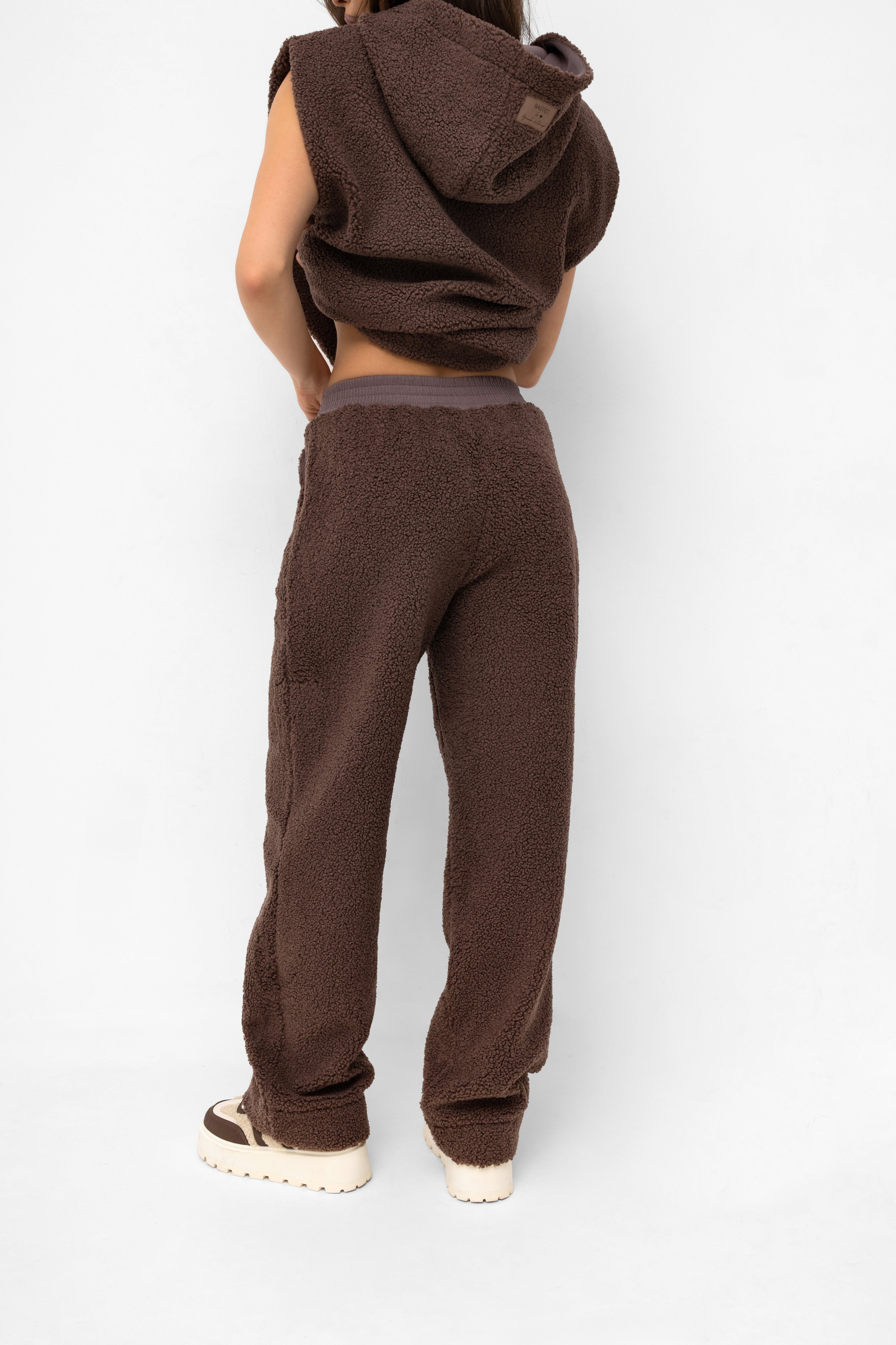 Spodnie baranek w kolorze brązowym z kolekcji Bastet, idealne na chłodne dni | Spironik.pl