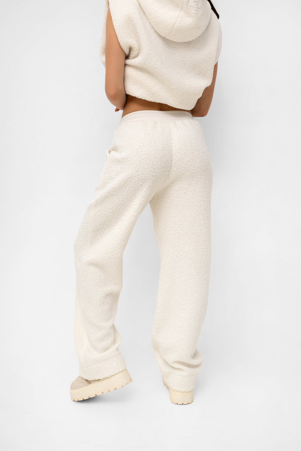 Wygodne spodnie z miękkiego materiału baranek, doskonałe do codziennych stylizacji | Bastet | Spironik.pl