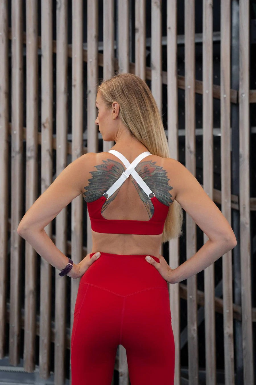 Stanik sportowy  czerwony w dynamicznym ujęciu – regulowane ramiączka, ECO stabilność i mocne wsparcie.