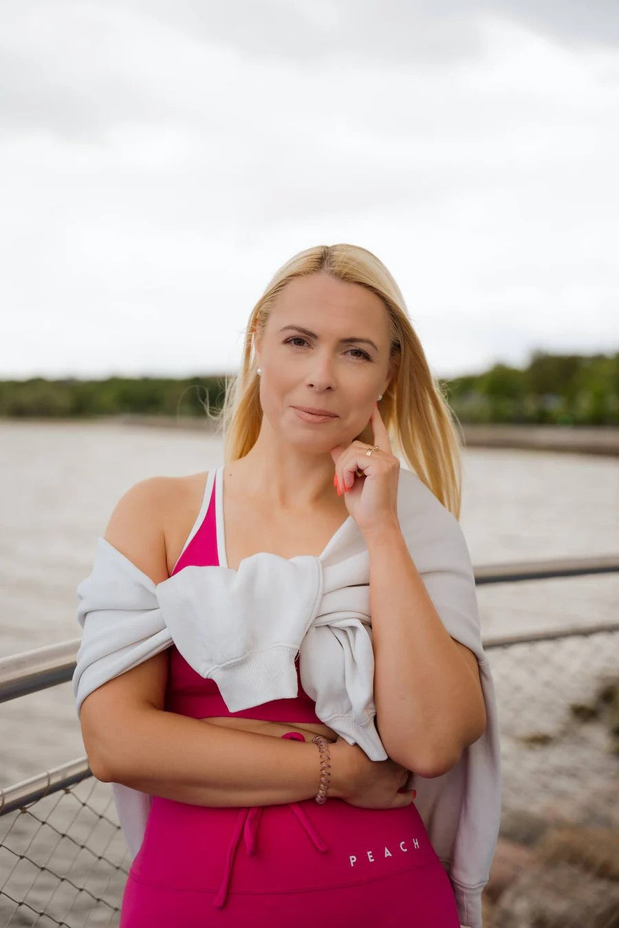 Stylizacja sportowa z różowym Stanik sportowy – ECO moda, kobiecy look i funkcjonalność.