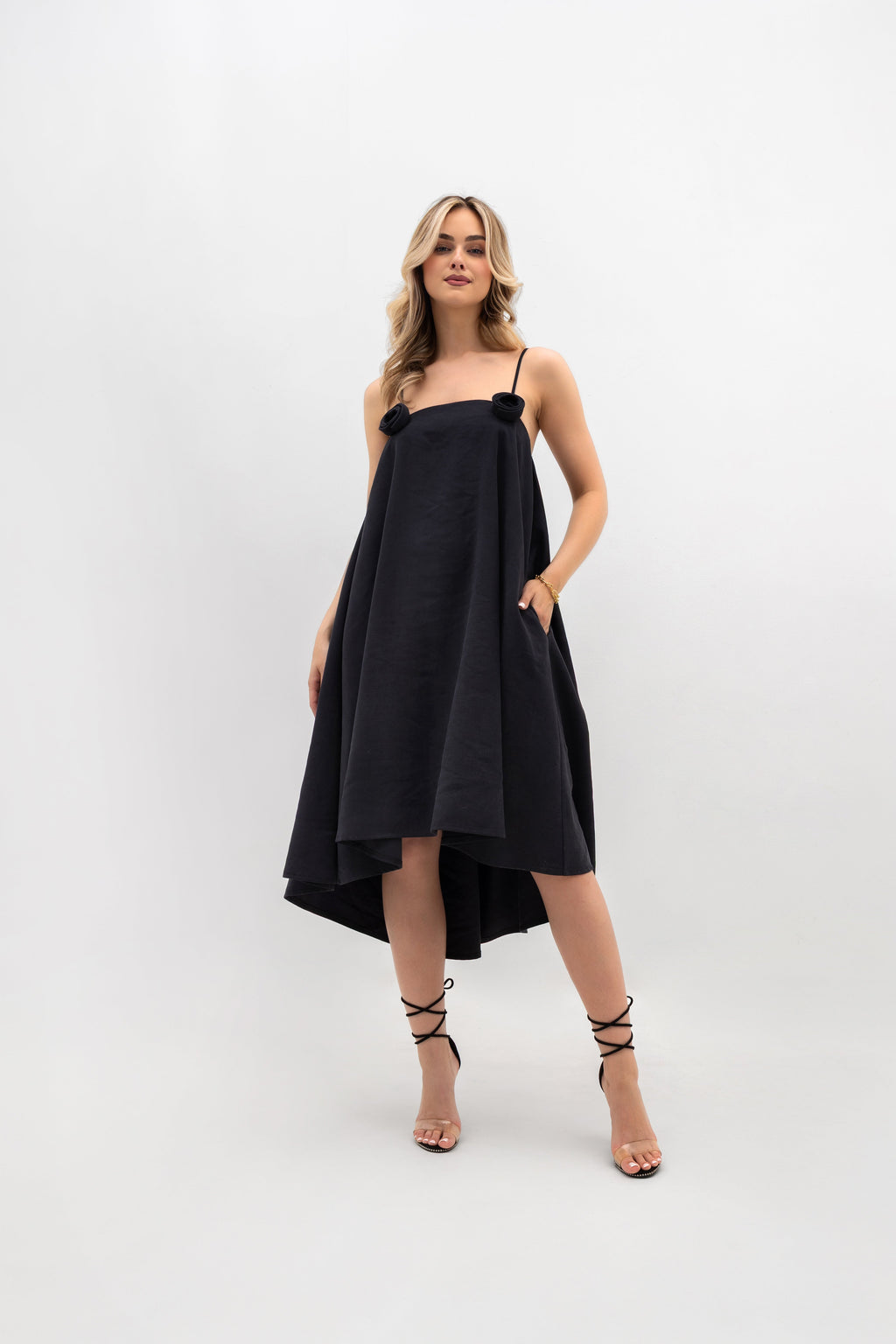 Sukienka o długości midi z wydłużonym tyłem i pięknym ruchem | Bastet | Spironik.pl