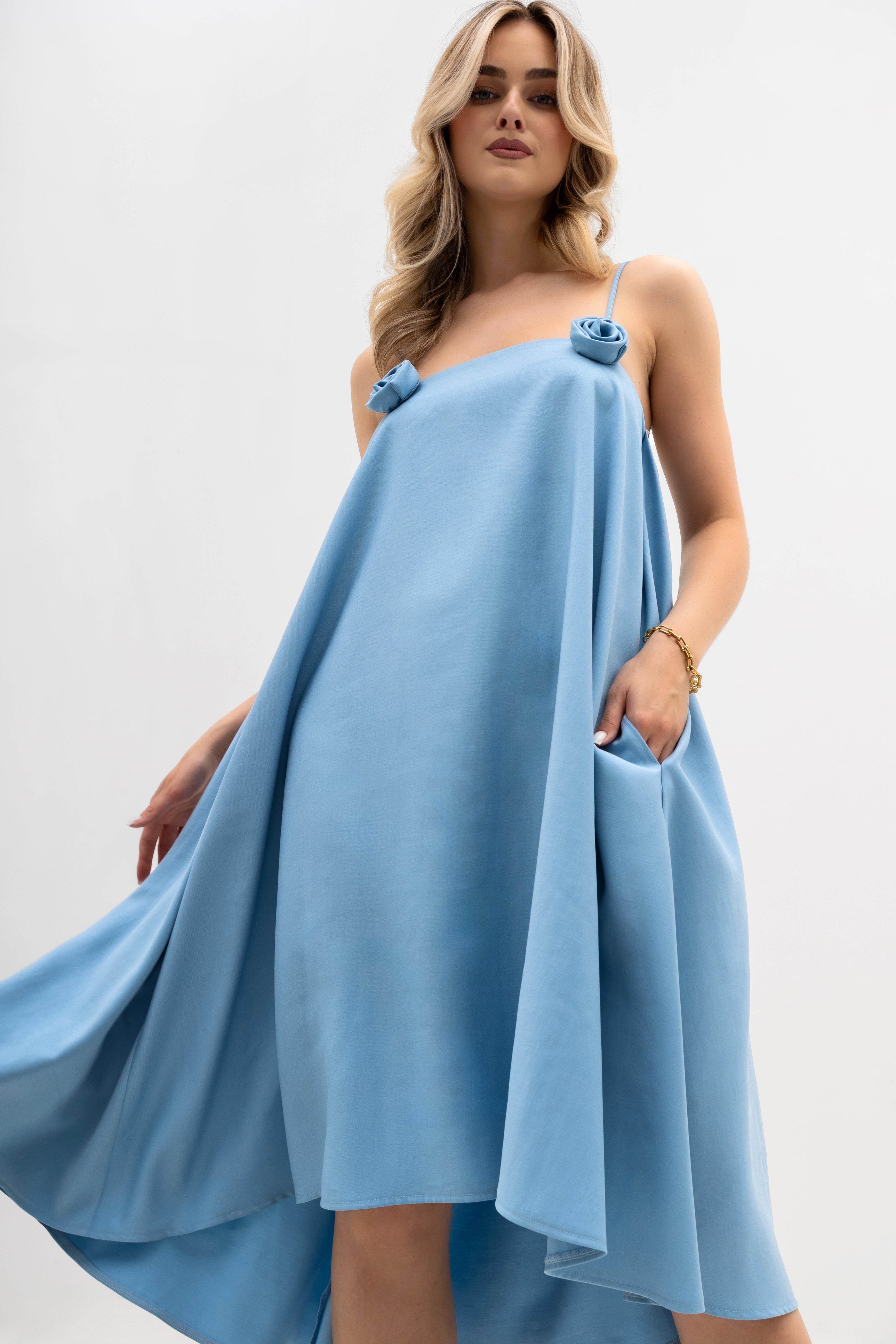 Elegancka sukienka midi z cienkimi ramiączkami i subtelnymi zakładkami, w kolorze błękitnym | Bastet | Spironik.pl