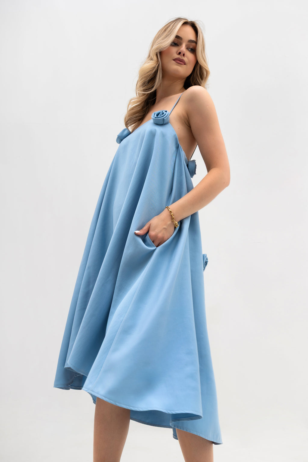 Sukienka na ramiączkach w kolorze błękitnym z różami, rozkloszowana z kontrafałdą i kieszeniami | Bastet | Spironik.pl