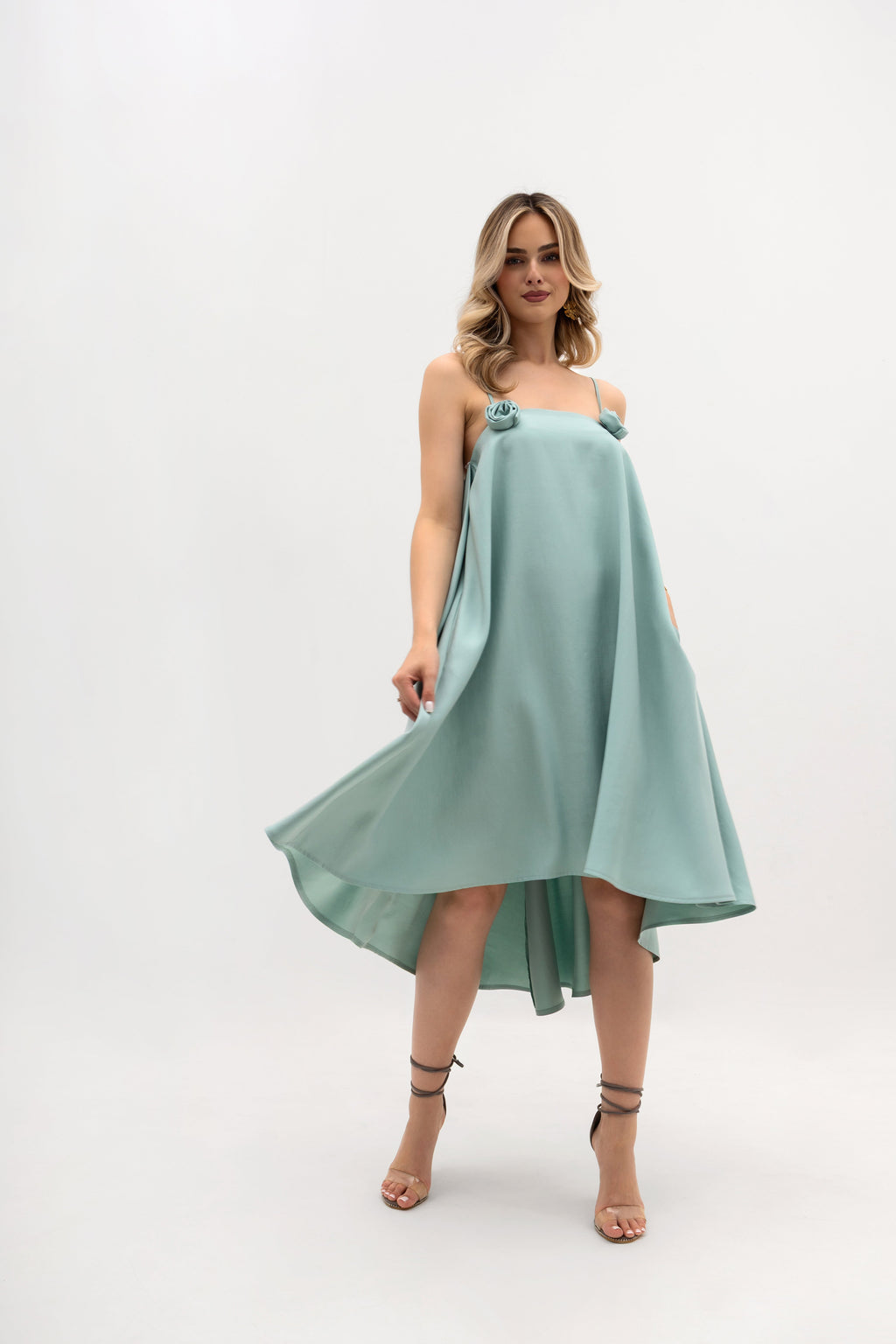 Miętowa sukienka rozkloszowana z kontrafałdą, zapinana na kryty zamek, łącząca nowoczesność z elegancją | Bastet | Spironik.pl