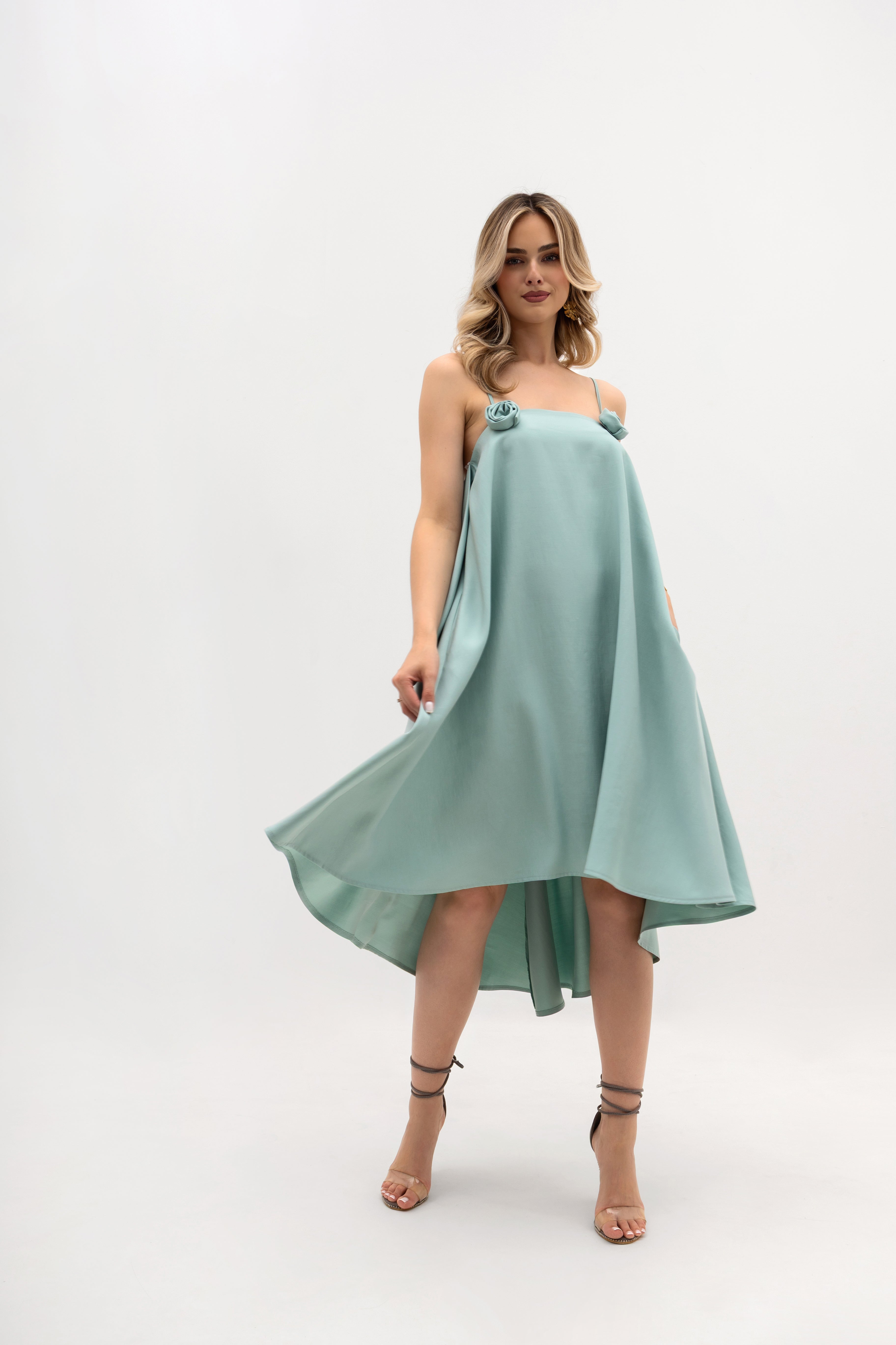 Miętowa sukienka rozkloszowana z kontrafałdą, zapinana na kryty zamek, łącząca nowoczesność z elegancją | Bastet | Spironik.pl