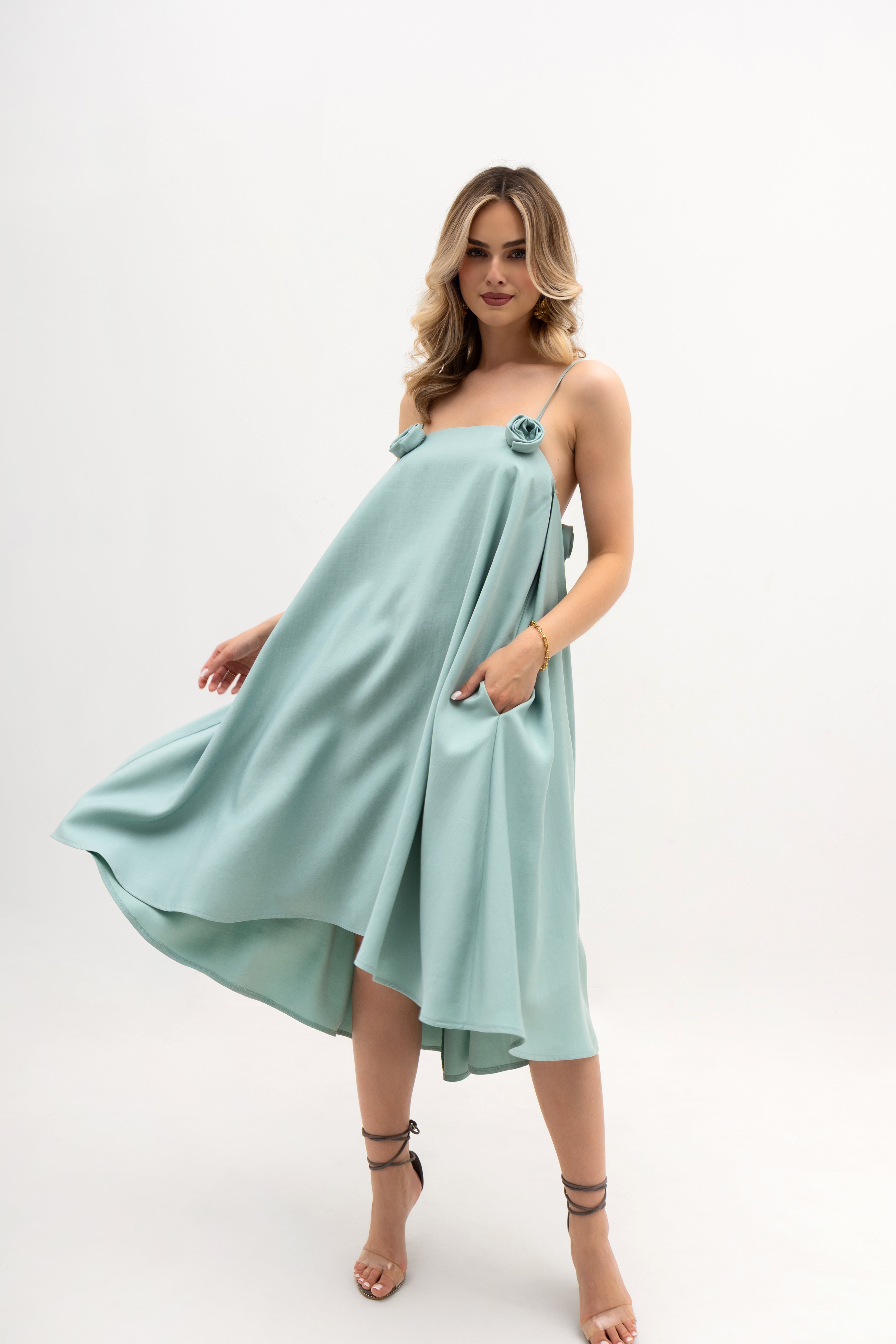 Elegancka sukienka midi z cienkimi ramiączkami i subtelnymi zakładkami, idealna na letnie przyjęcia | Bastet | Spironik.pl