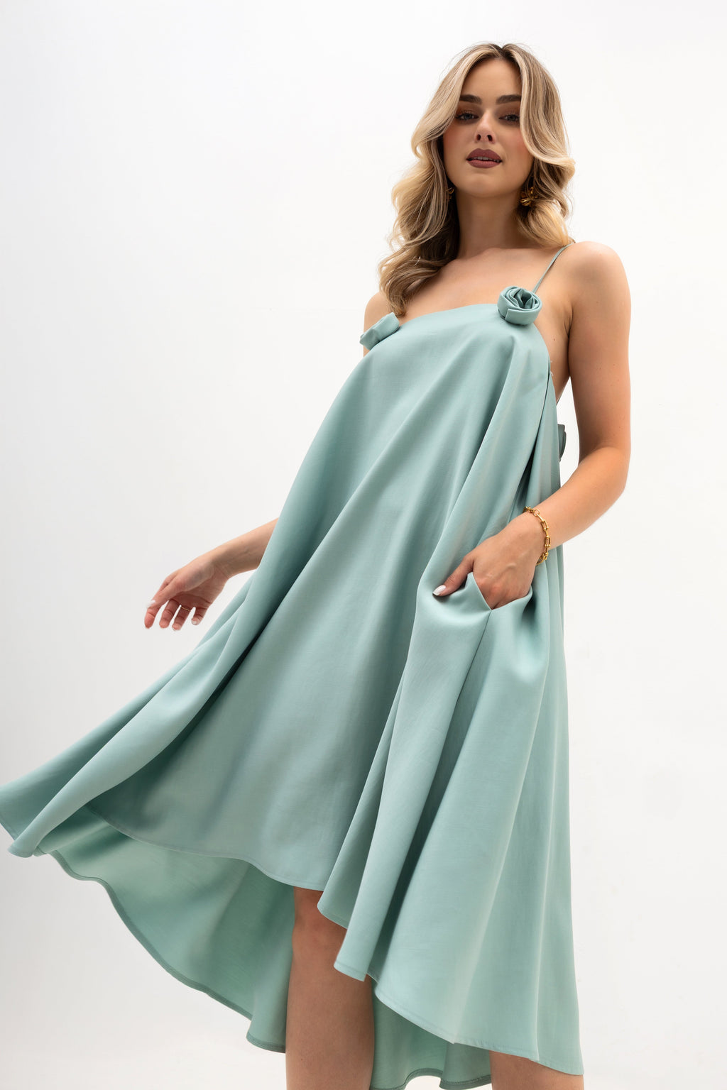 Sukienka na ramiączkach z różami, rozkloszowana z kontrafałdą i kieszeniami | Bastet | Spironik.pl