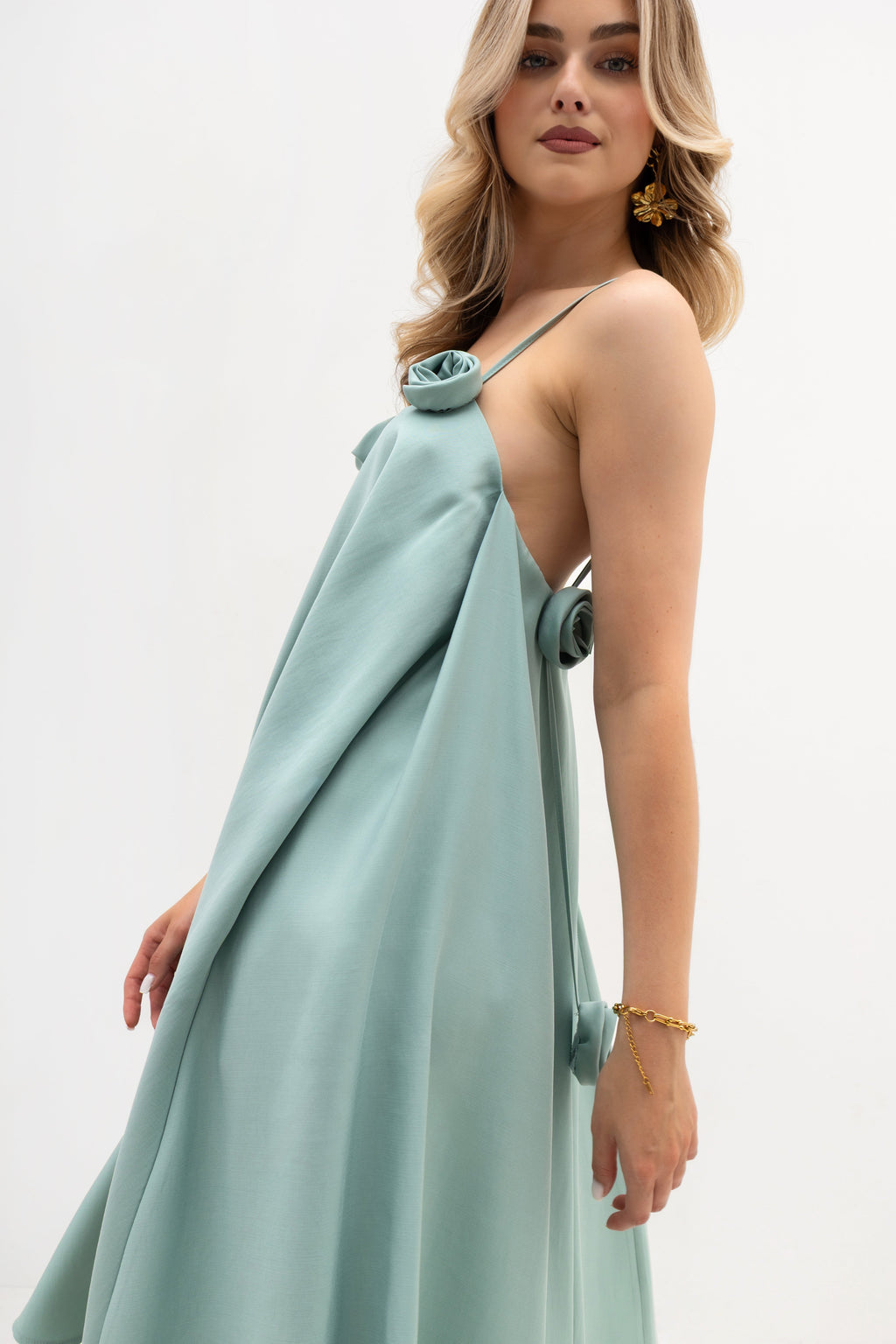 Zjawiskowa sukienka z tkaniny wiskozowej, pięknie układająca się w ruchu, z ukrytymi kieszeniami | Bastet | Spironik.pl