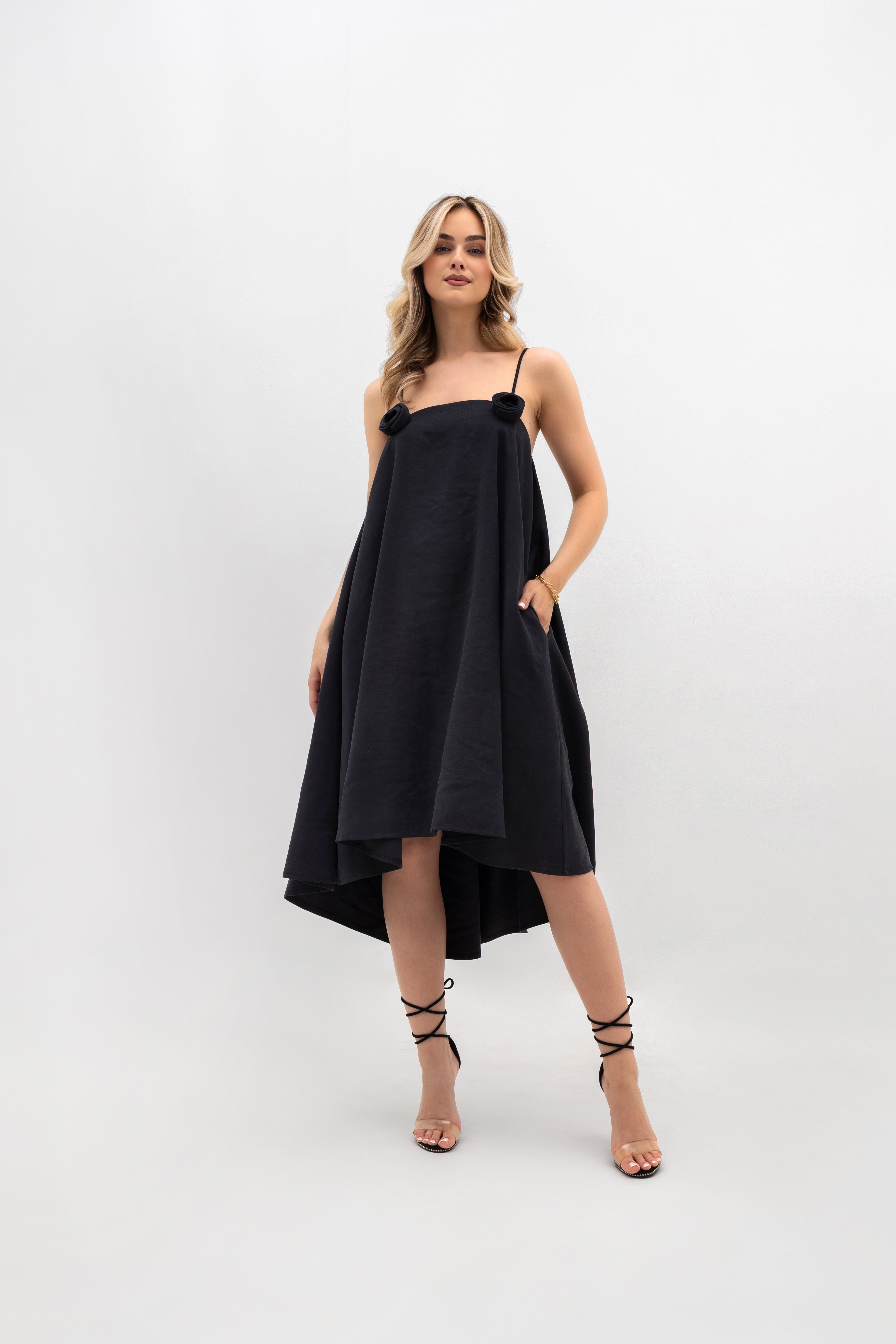 Sukienka na ramiączkach z różami w kolorze grafitowym, rozkloszowana z kontrafałdą i kieszeniami | Bastet | Spironik.pl