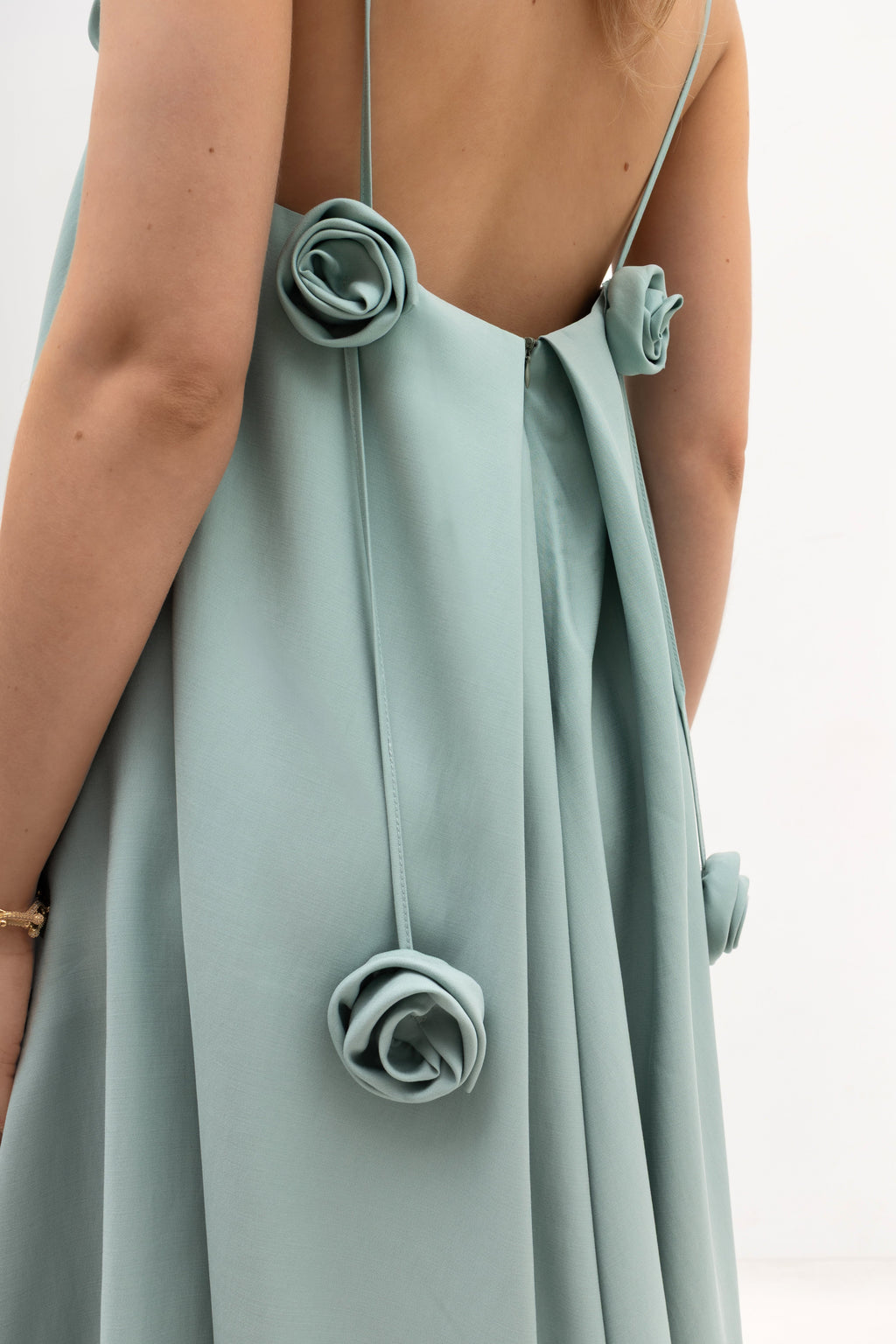 Romantyczna sukienka na ramiączkach z tekstylnymi różami, doskonała na wyjątkowe okazje i stylowe wyjścia | Bastet | Spironik.pl