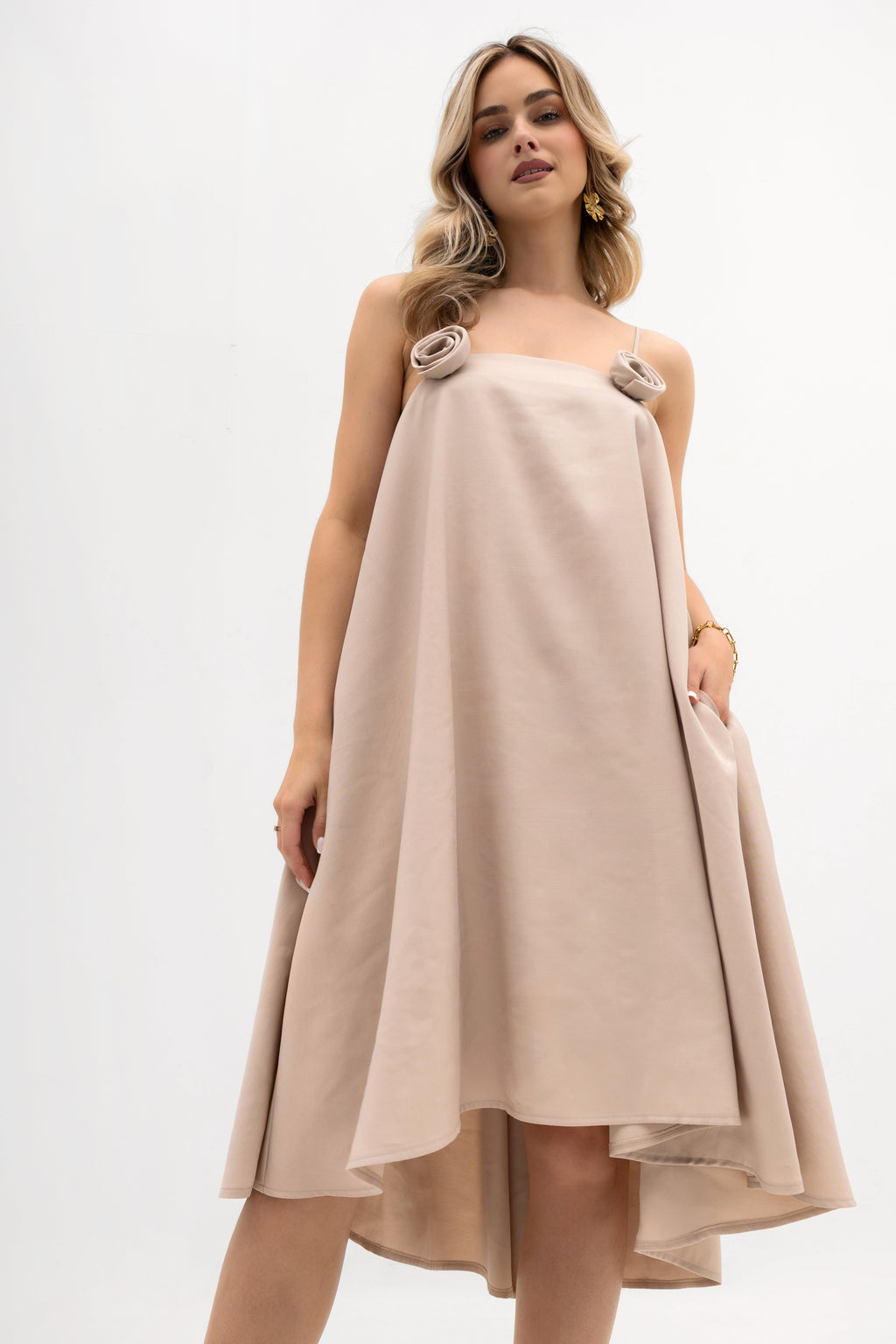 Sukienka na ramiączkach w kolorze ciemnego beżu z różami, rozkloszowana z kontrafałdą i kieszeniami | Bastet | Spironik.pl