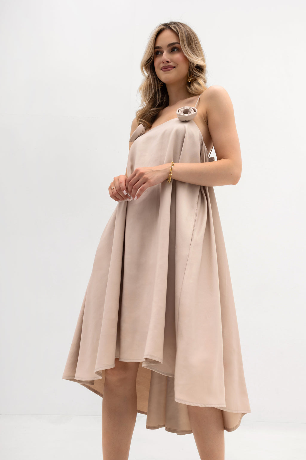 Sukienka z zakładkami, tworząca kobiecą sylwetkę w ruchu | Bastet | Spironik.pl