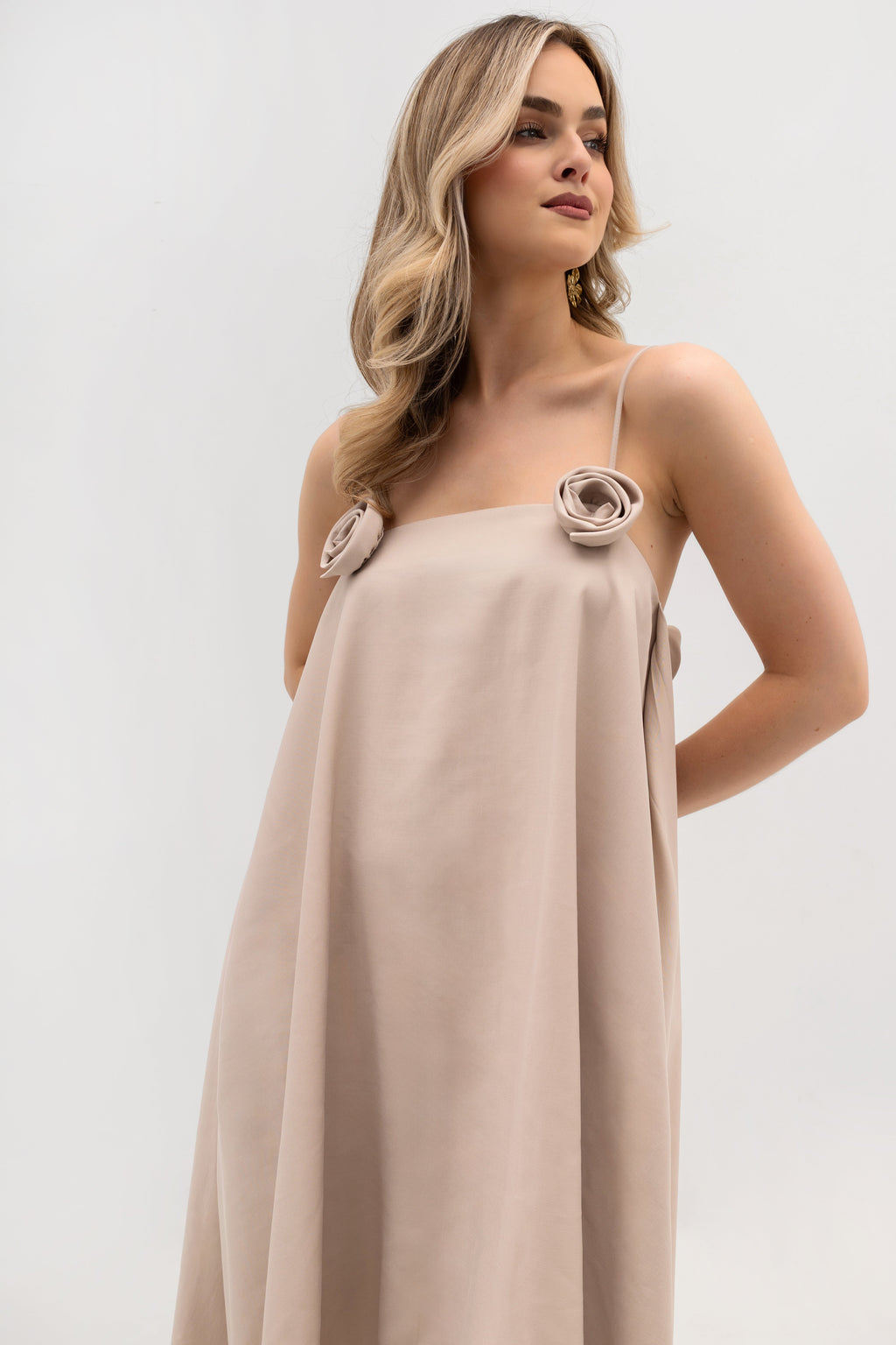 Zjawiskowa sukienka z tkaniny wiskozowej, z ukrytymi kieszeniami i ozdobnymi różami na ramiączkach | Bastet | Spironik.pl