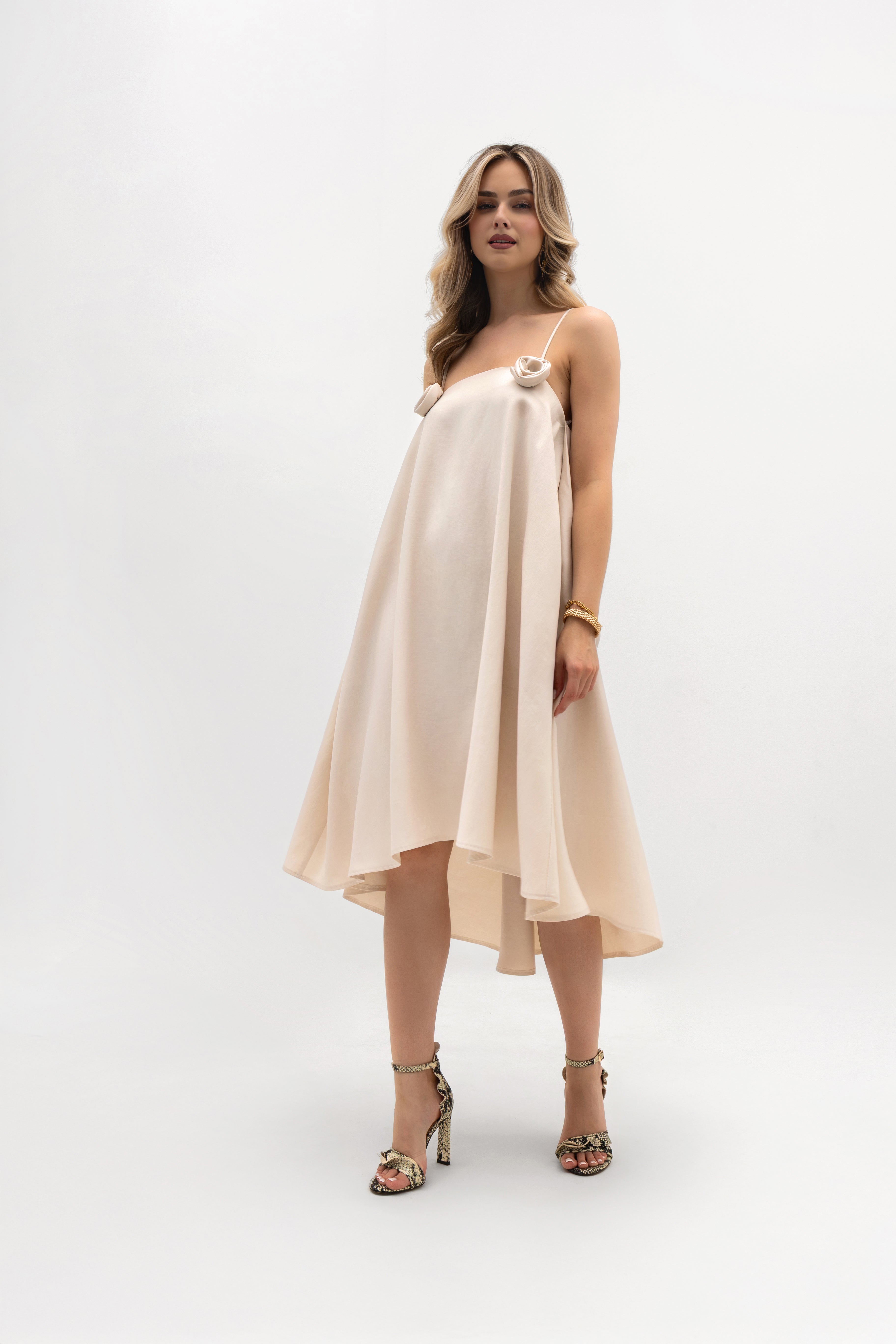 Sukienka na ramiączkach w jasnym beżu z różami, rozkloszowana z kontrafałdą i kieszeniami | Bastet | Spironik.pl