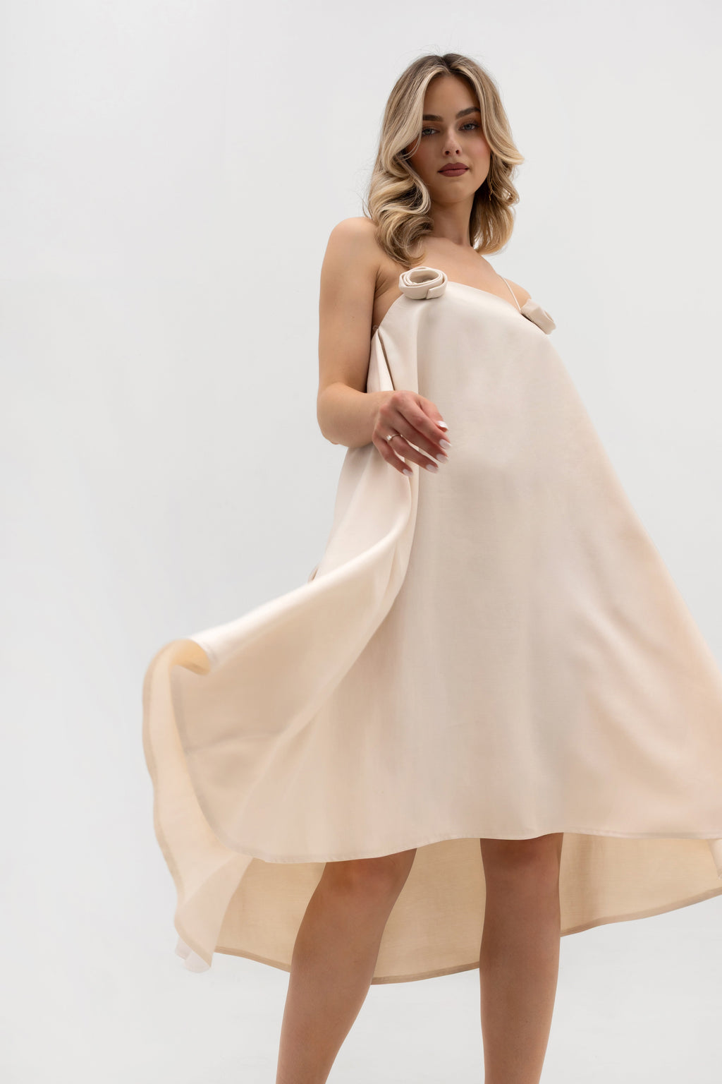 Elegancka sukienka midi z cienkimi ramiączkami i subtelnymi zakładkami, idealna na letnie przyjęcia | Bastet | Spironik.pl