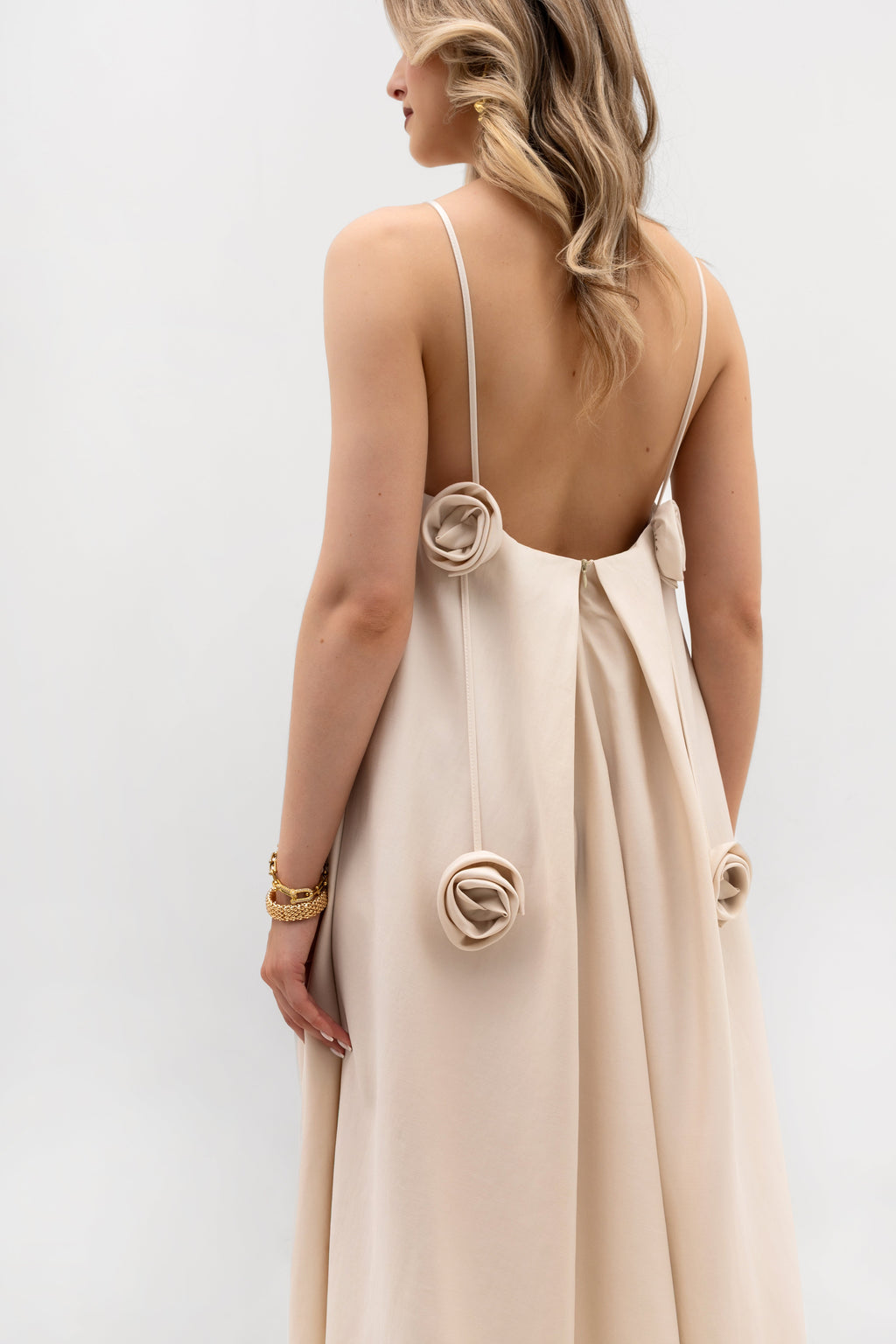 Elegancka sukienka midi z subtelnymi zakładkami i tekstylnymi różami | Bastet | Spironik.pl