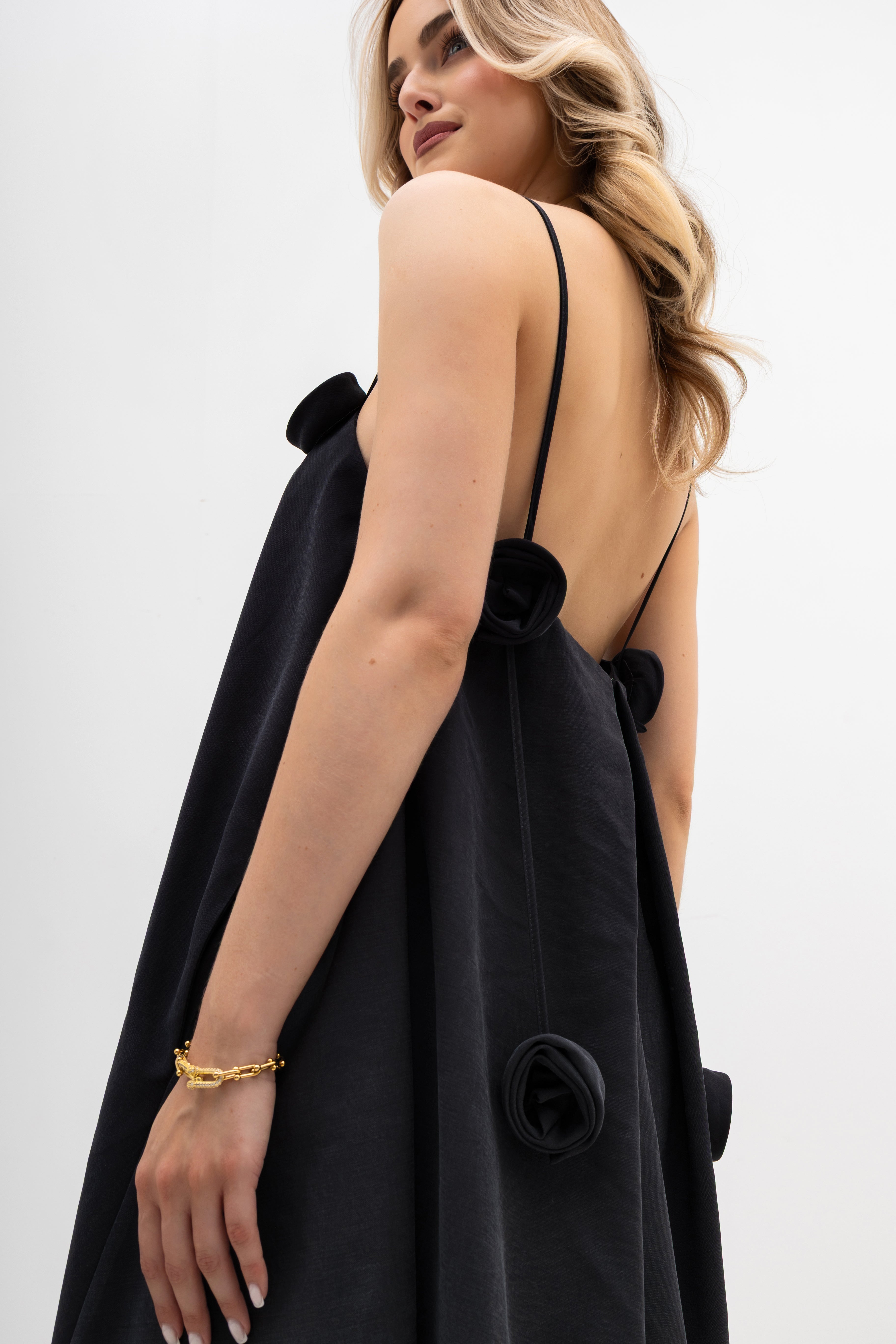 Elegancka sukienka midi z cienkimi ramiączkami i tekstylnymi różami, idealna na letnie przyjęcia | Bastet | Spironik.pl