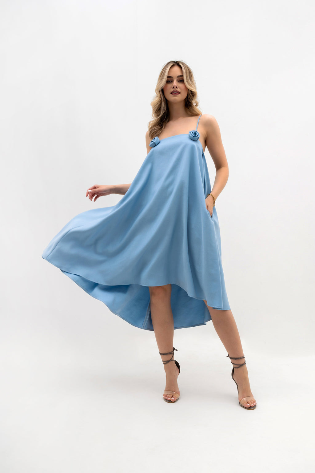 Sukienka z różami, zapinana z tyłu na zamek, z ukrytymi kieszeniami w bocznych szwach | Bastet | Spironik.pl