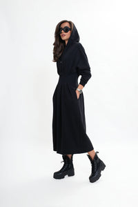 Hooded sweatshirt dress with pockets. Color Black