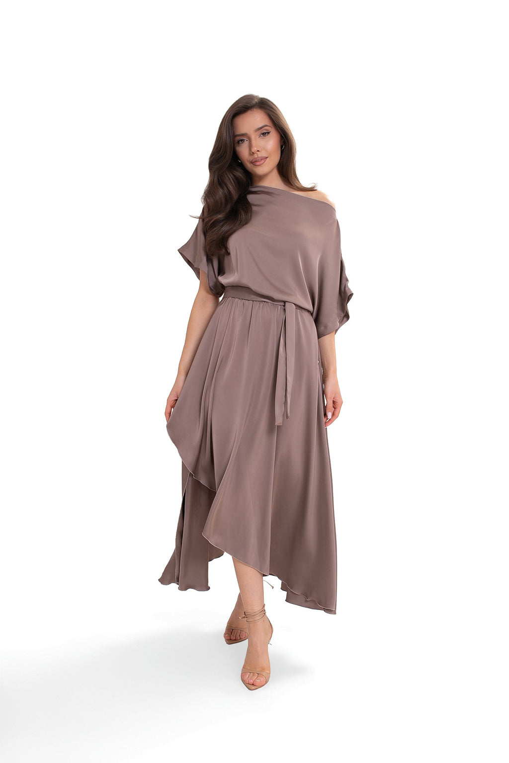 Lekka satynowa sukienka MAYA o kroju kimono z subtelnym połyskiem tkaniny w kolorze cappuccino | Bastet | Spironik.pl