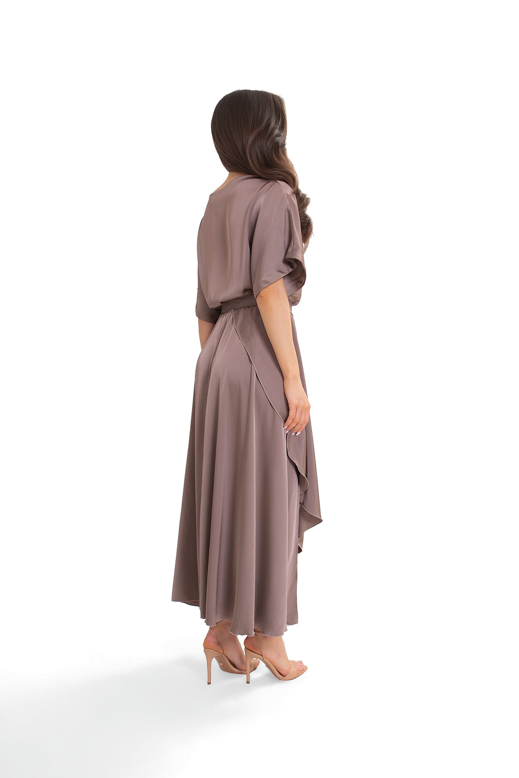 Sukienka MAYA z luźnymi rękawami typu kimono i subtelnym połyskiem, doskonała na wieczorne wyjścia | Bastet | Spironik.pl